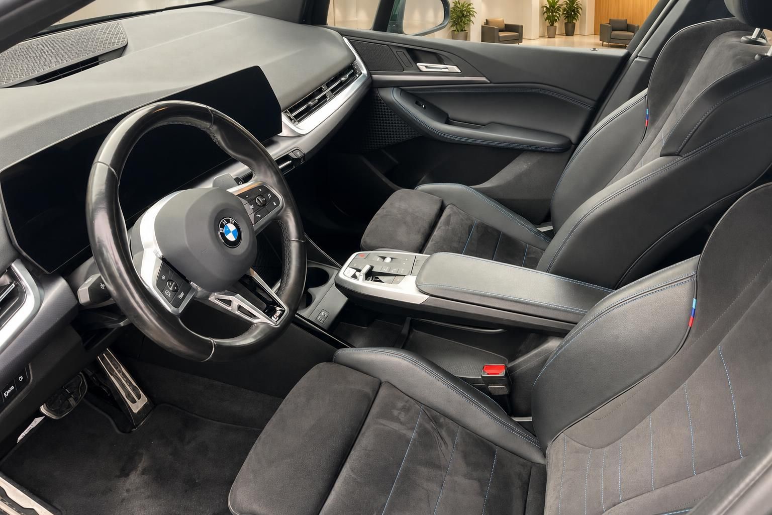 BMW Innenraum Vordersitze mit Lederausstattung und Mittelkonsole