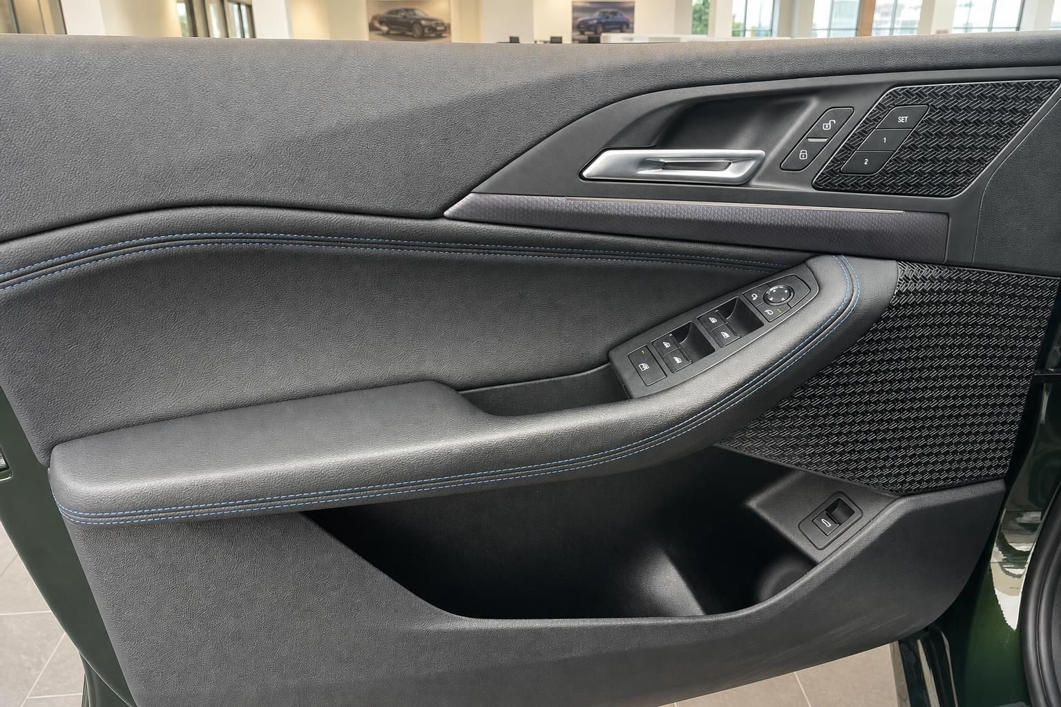 BMW Türverkleidung mit Fensterheberschaltern und Ablagefach