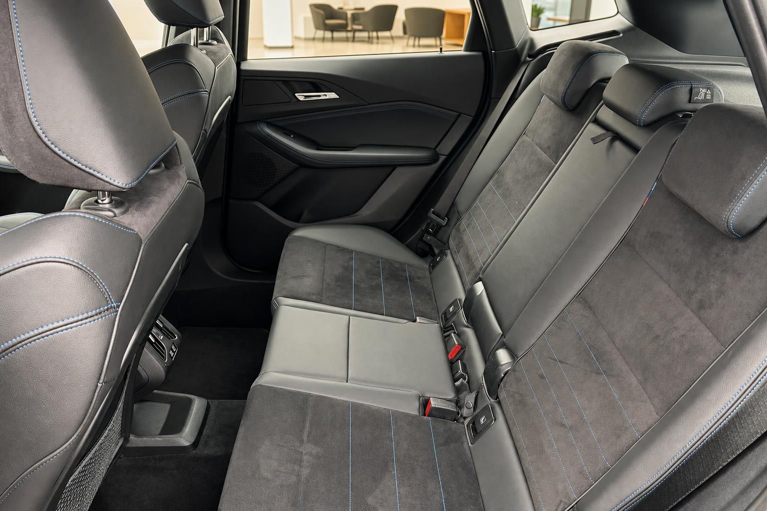 BMW Rücksitzbank mit Alcantara-Bezug und Kopfstützen im Detail