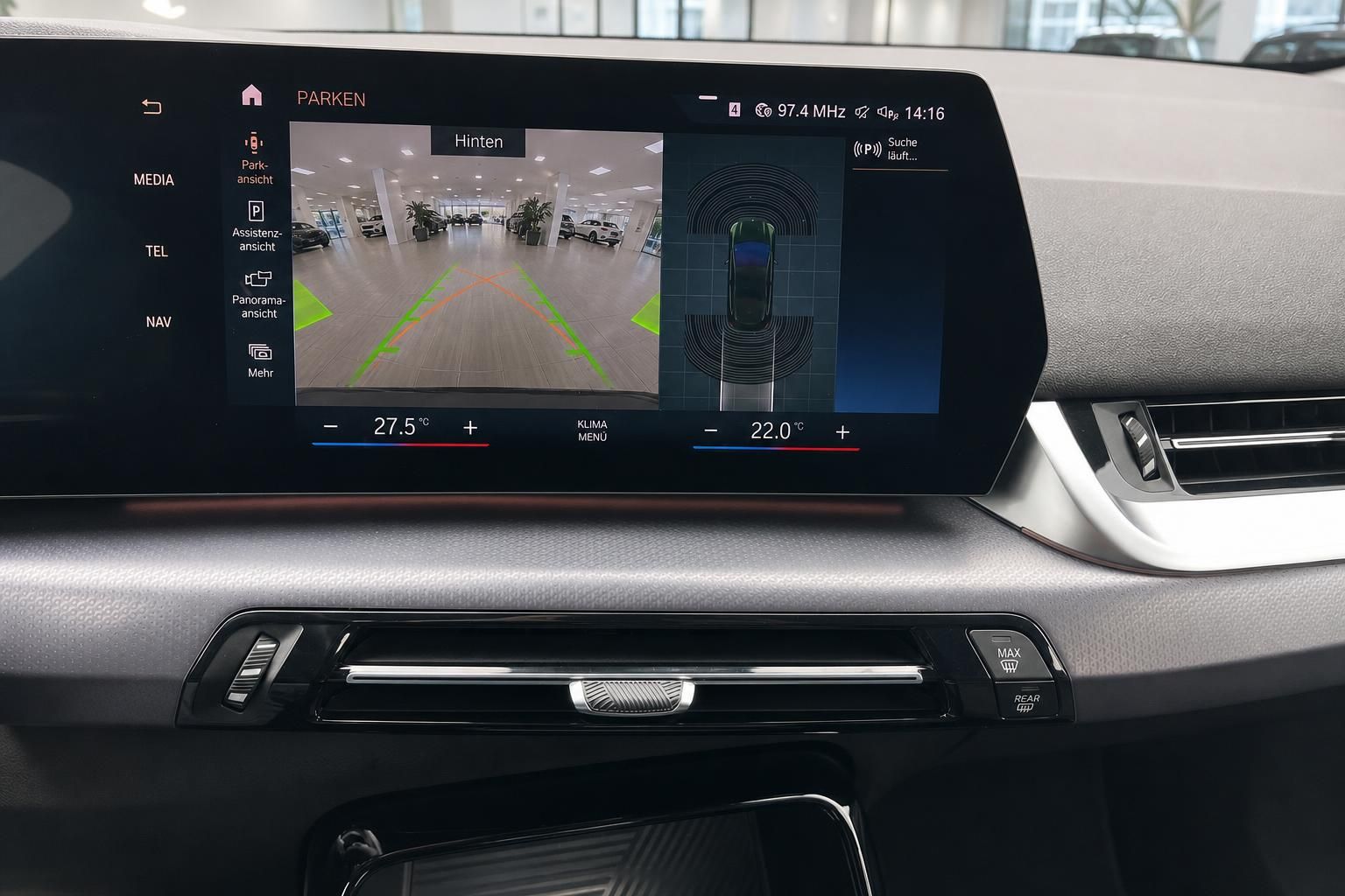 BMW Bordmonitor mit 360-Grad-Kamera und Parkassistent-Ansicht