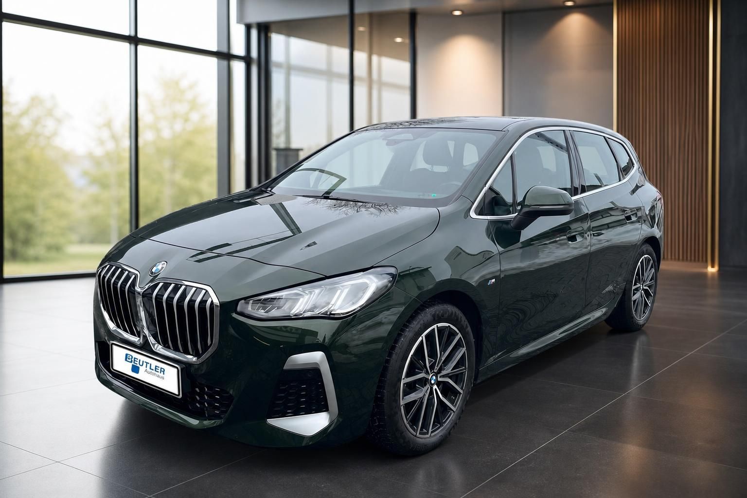 BMW 2er Active Tourer in Gruen metallic, Frontansicht im Autohaus Beutler