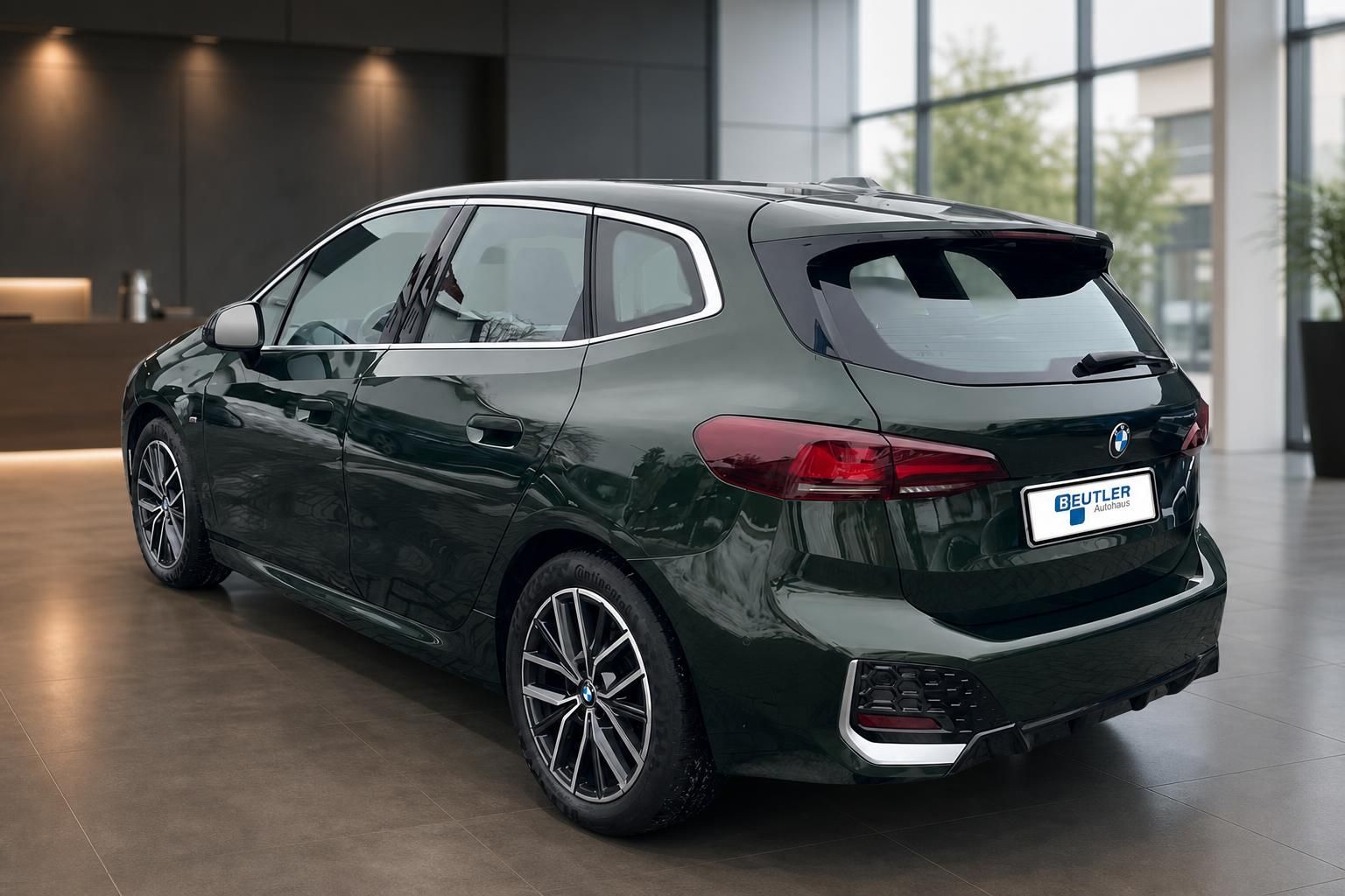 BMW 2er Active Tourer gruen metallic, Heckansicht schraeg im Autohaus