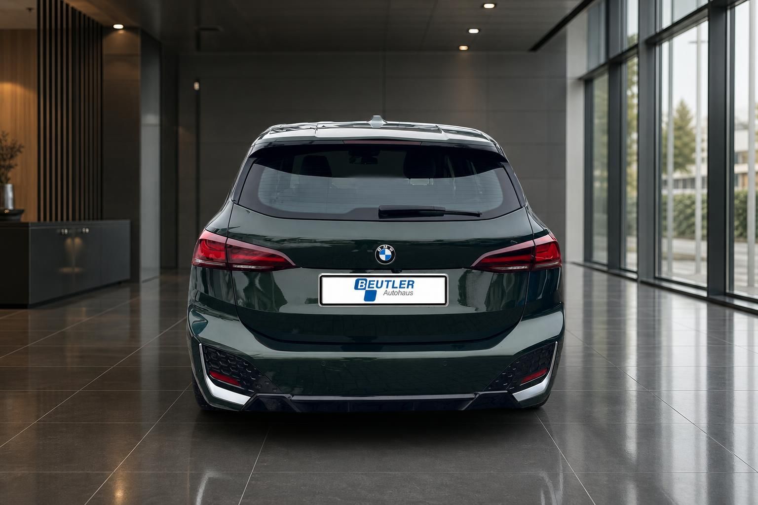 BMW 2er Active Tourer gruen, Heckansicht im Showroom Autohaus Beutler