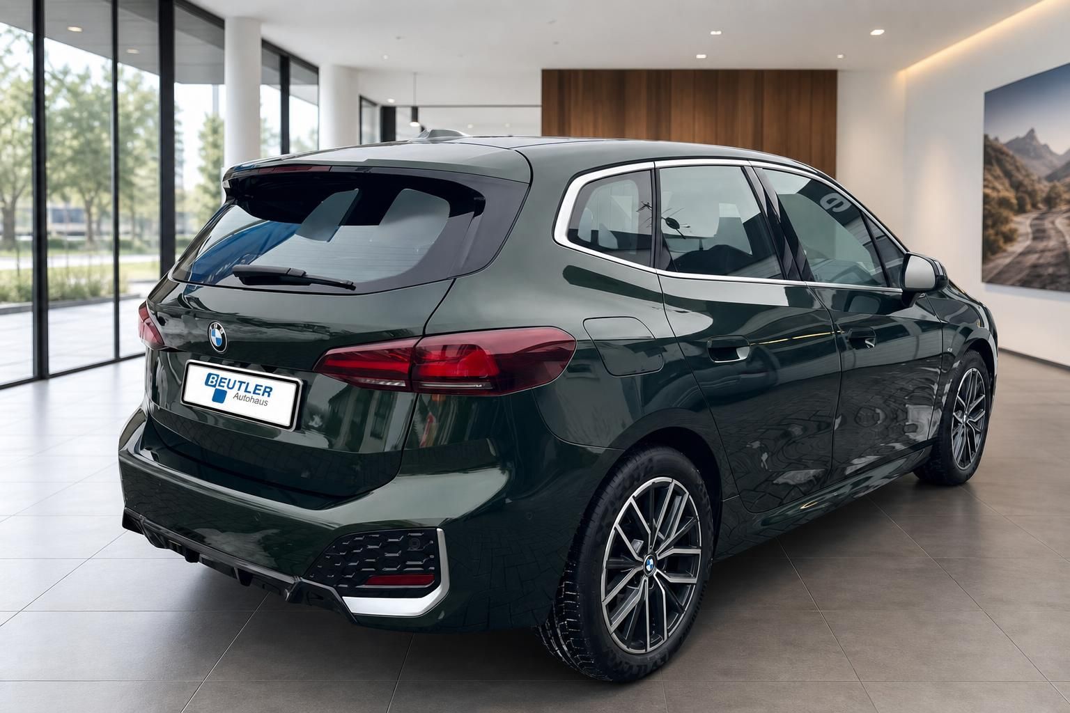BMW 2er Active Tourer in Gruen, Heck-Seitenansicht mit M Felgen