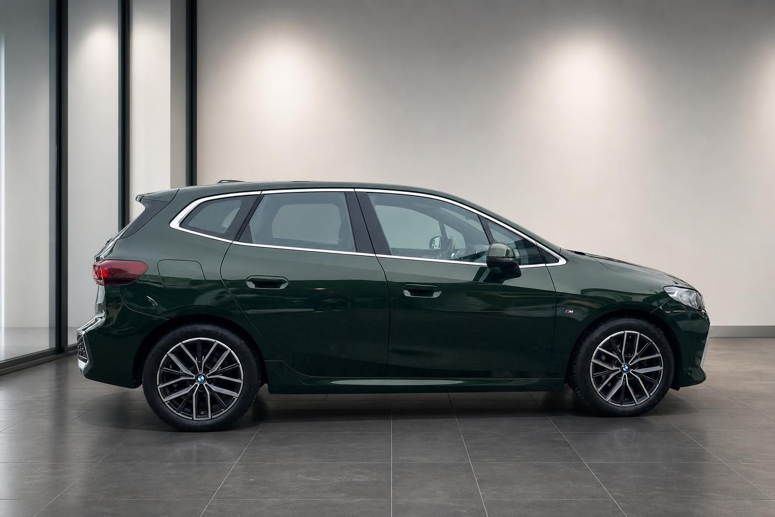 BMW 2er Active Tourer gruen metallic Seitenansicht im Autohaus