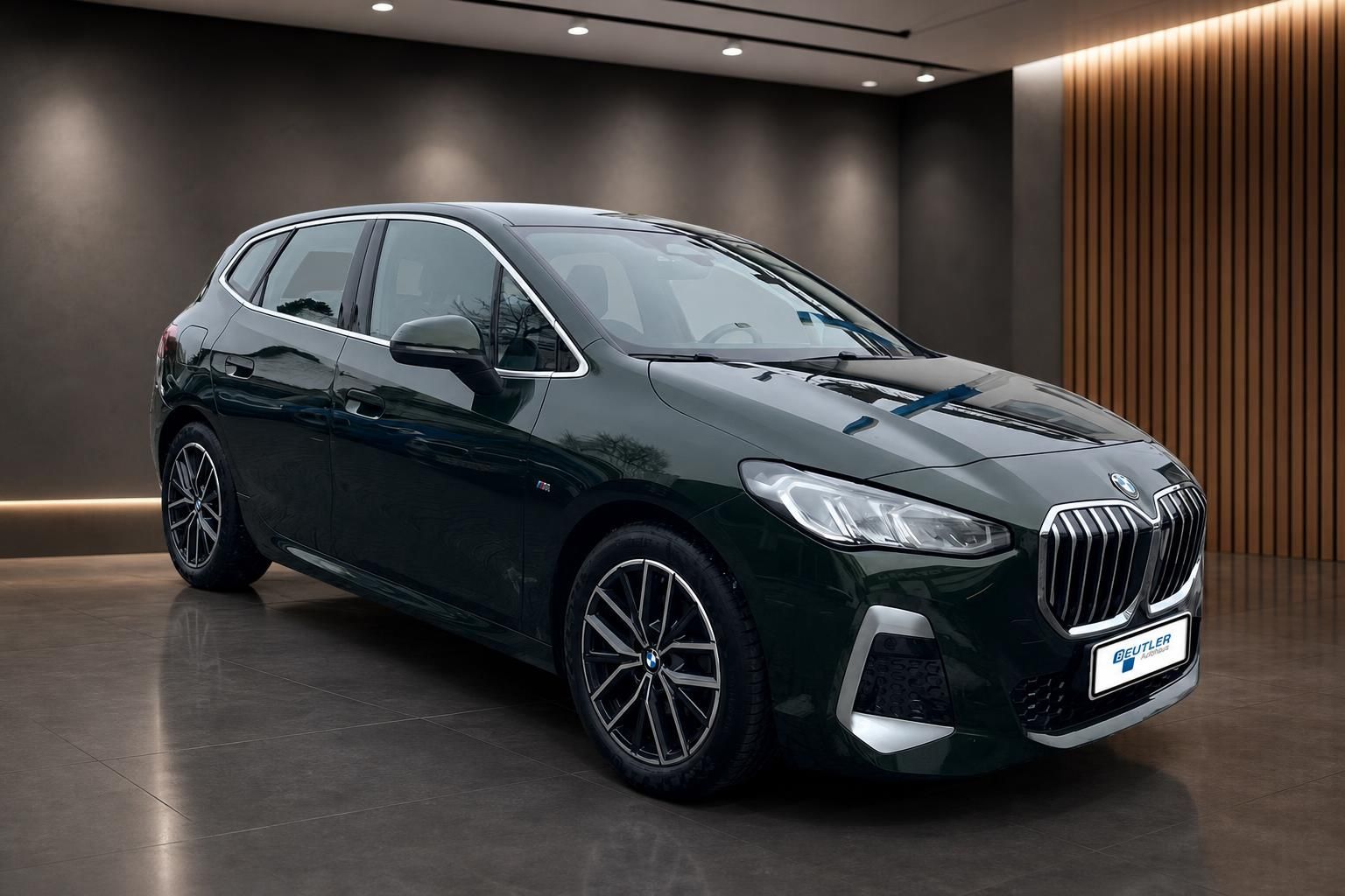 BMW 2er Active Tourer gruen M Sportpaket Frontansicht schraeg