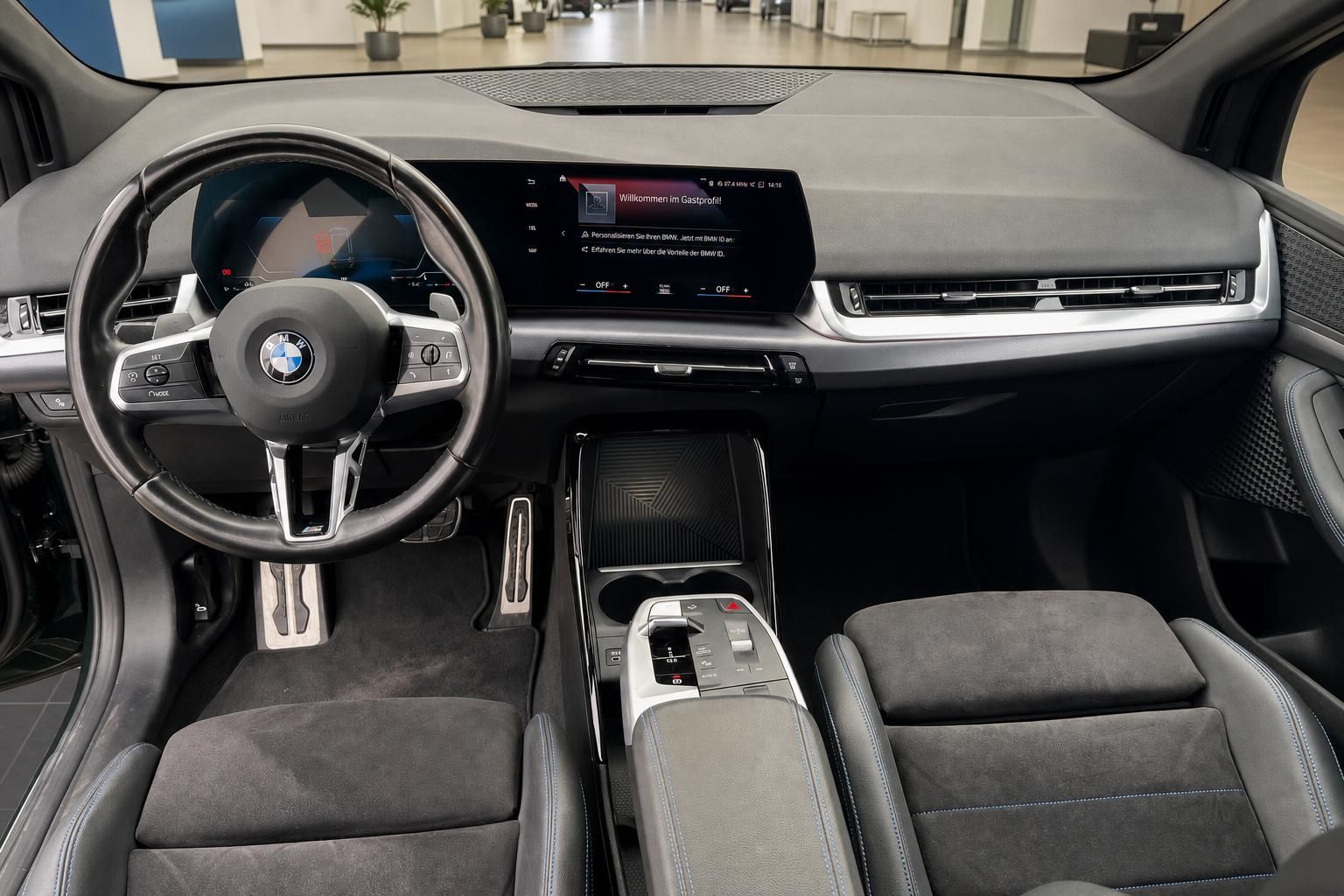 BMW 2er Active Tourer Innenraum Cockpit und Sitze Ansicht