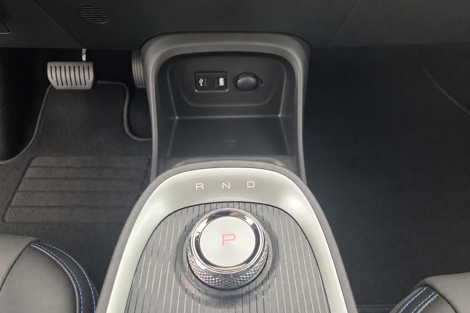 Fahrzeug Mittelkonsole mit Wählhebel RND, Parkknopf und USB-Anschlüssen