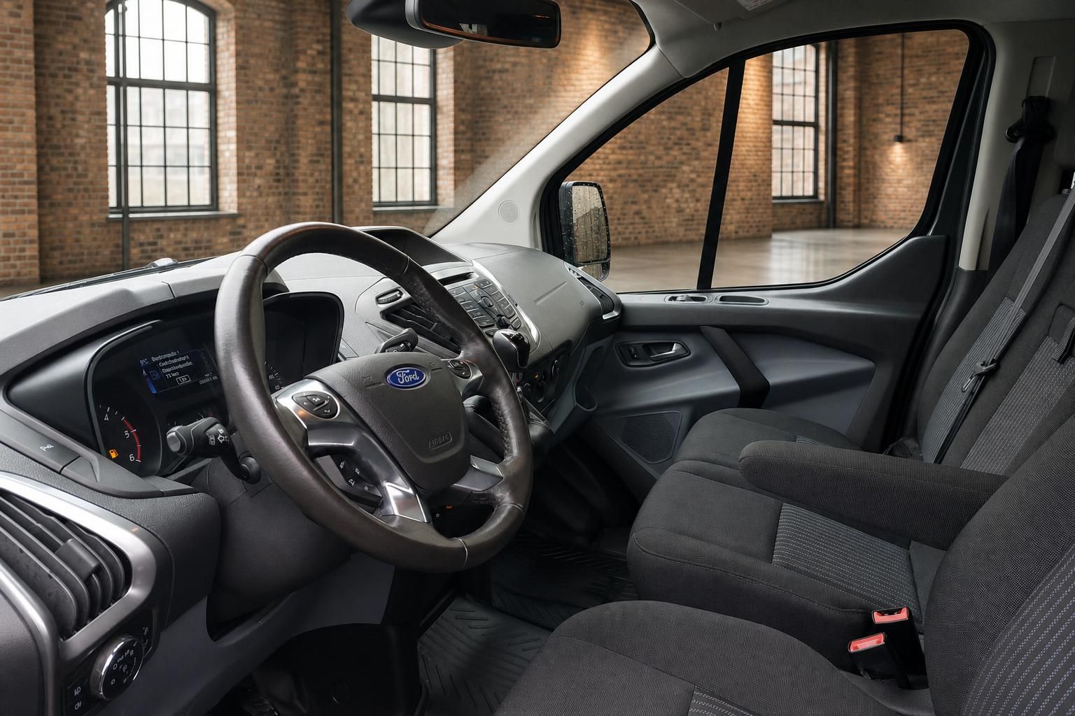 Ford Transit Cockpit mit Lenkrad und Armaturenbrett im Detail