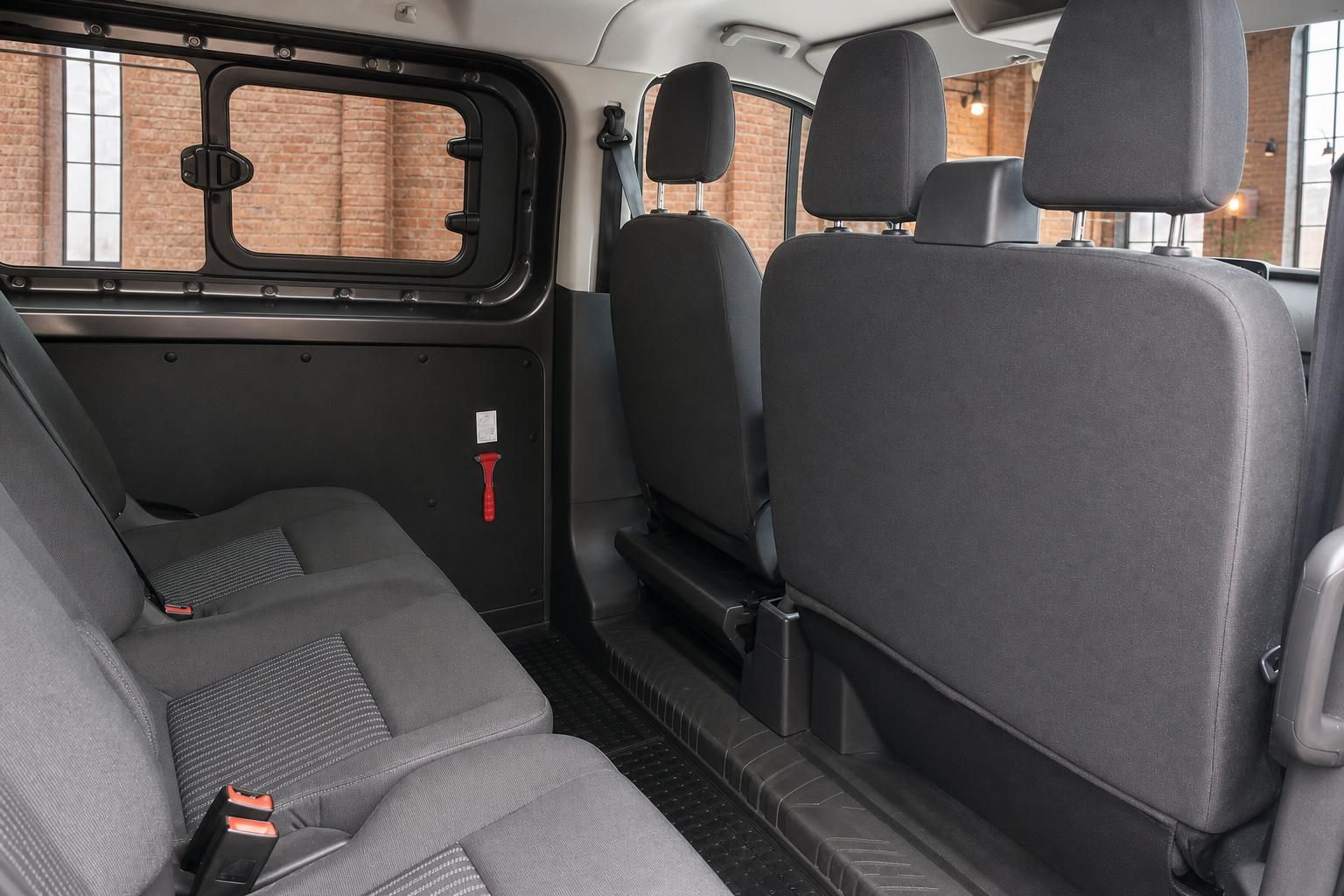 Ford Transit Innenraum: Rücksitzbank und Schiebetür-Fenster im Detail