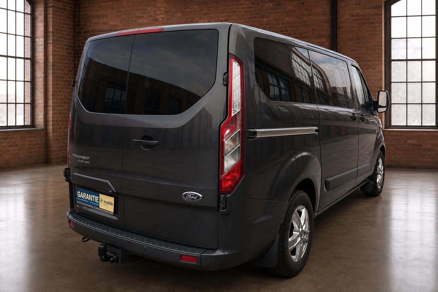 Ford Transit Custom grau, Heck-Seitenansicht schräg