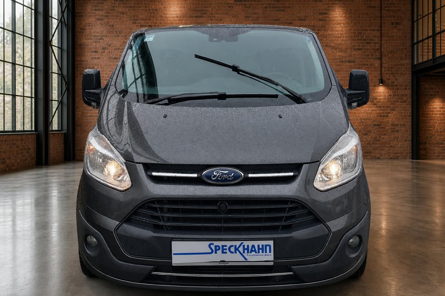 Ford Transit Custom grau, Frontansicht mit Ford-Logo