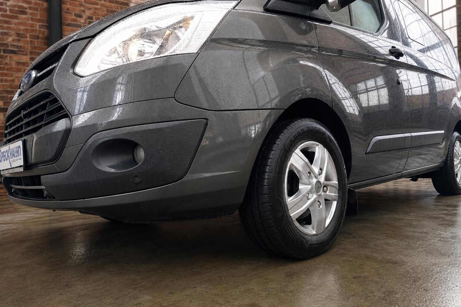 Ford Transit Custom Frontpartie und Felge in Grau Metallic
