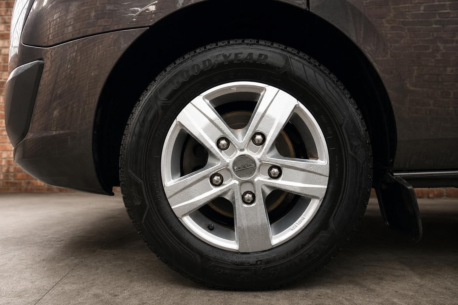Nahaufnahme Leichtmetallfelge mit Goodyear Reifen am Fahrzeug