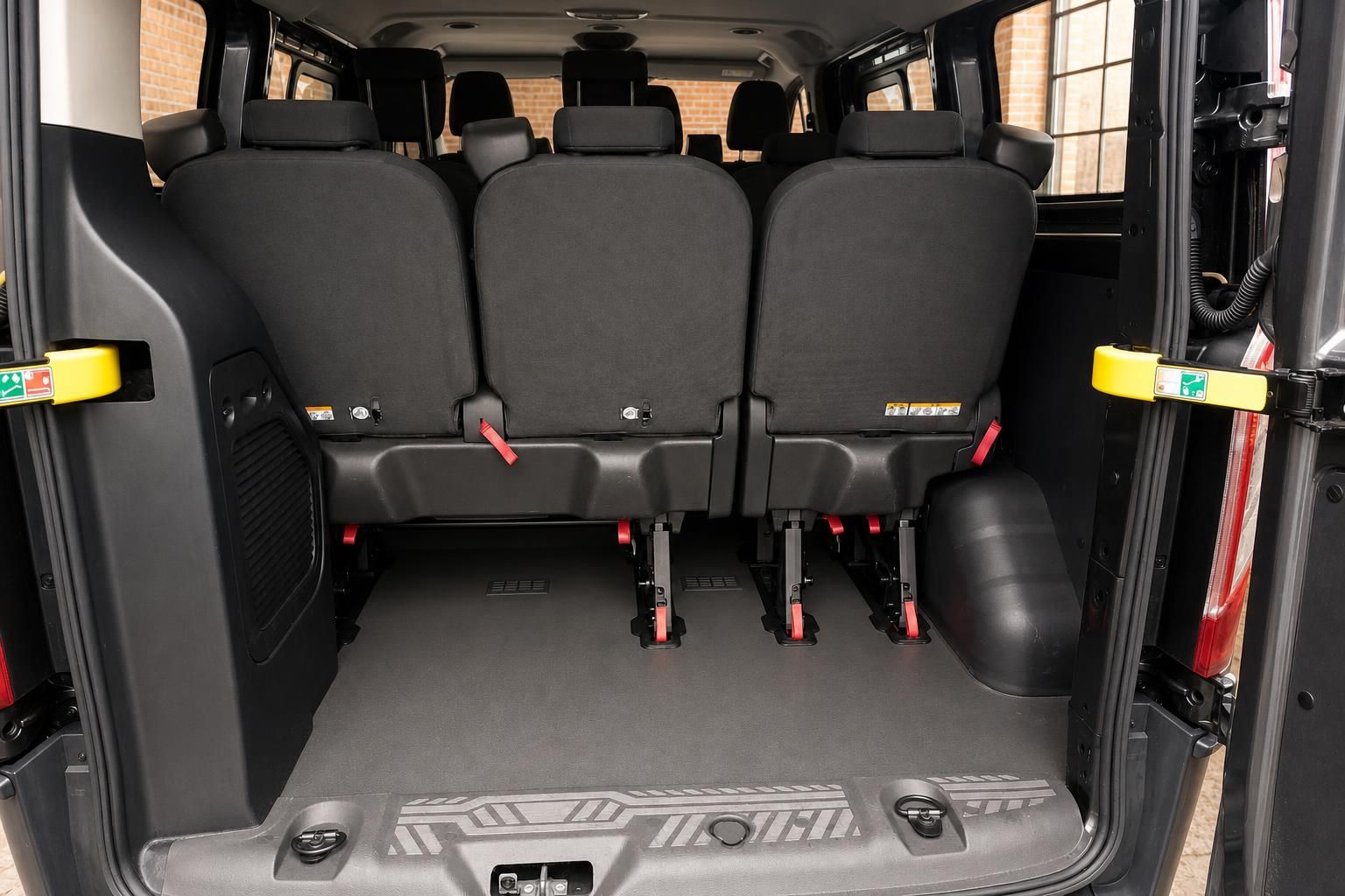 Ford Transit Innenraum Rueckbank mit Sitzreihen und Kindersicherung