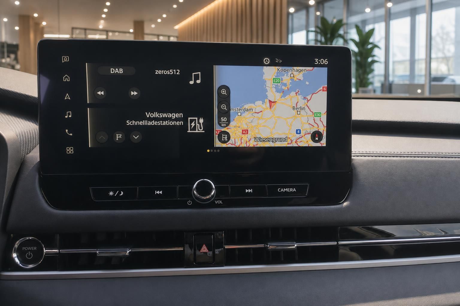 Infotainment-Display mit Navigation und DAB-Radio im Fahrzeug