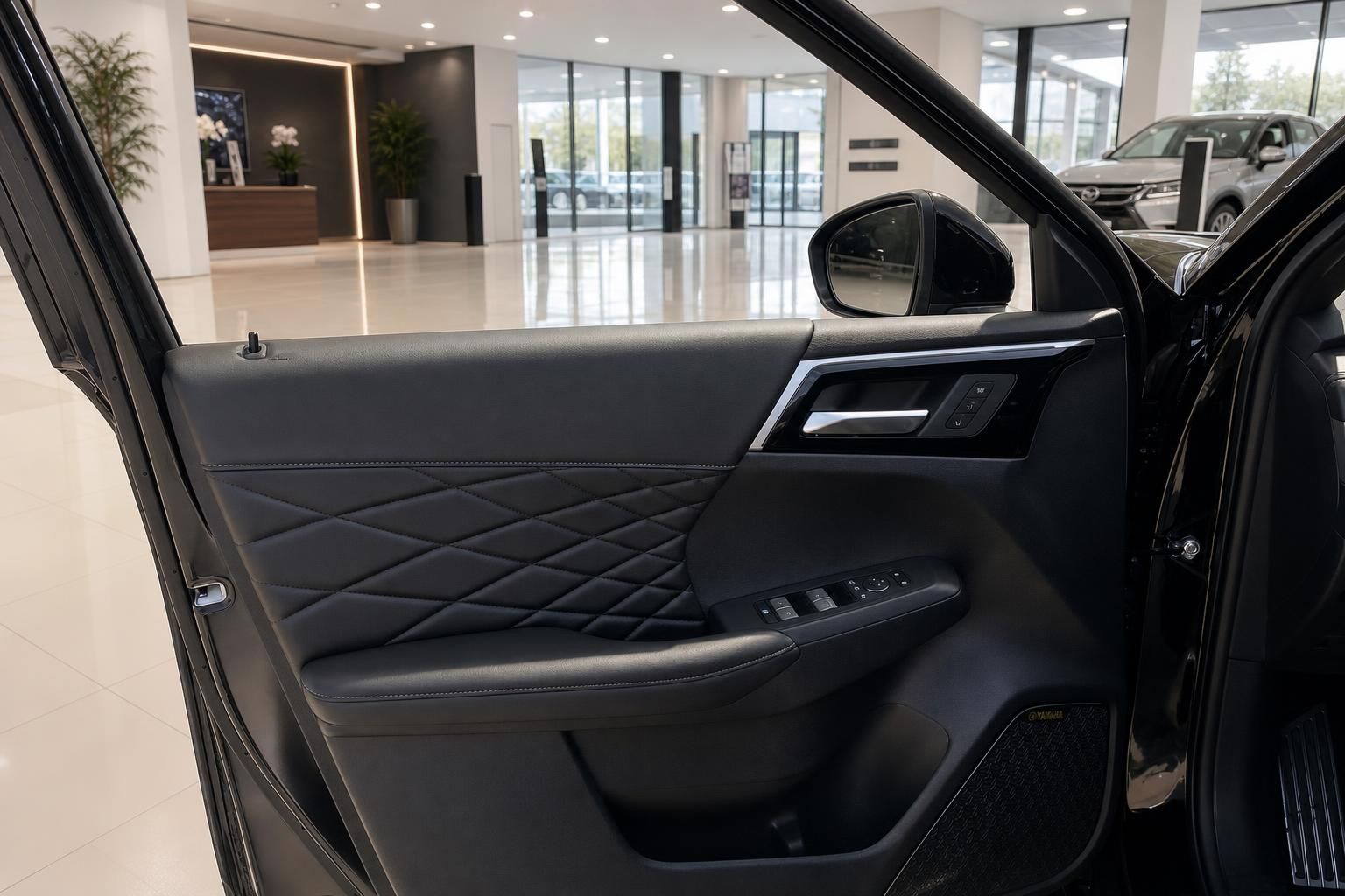 Türverkleidung mit schwarzem Leder und Bedienelementen im Autohaus