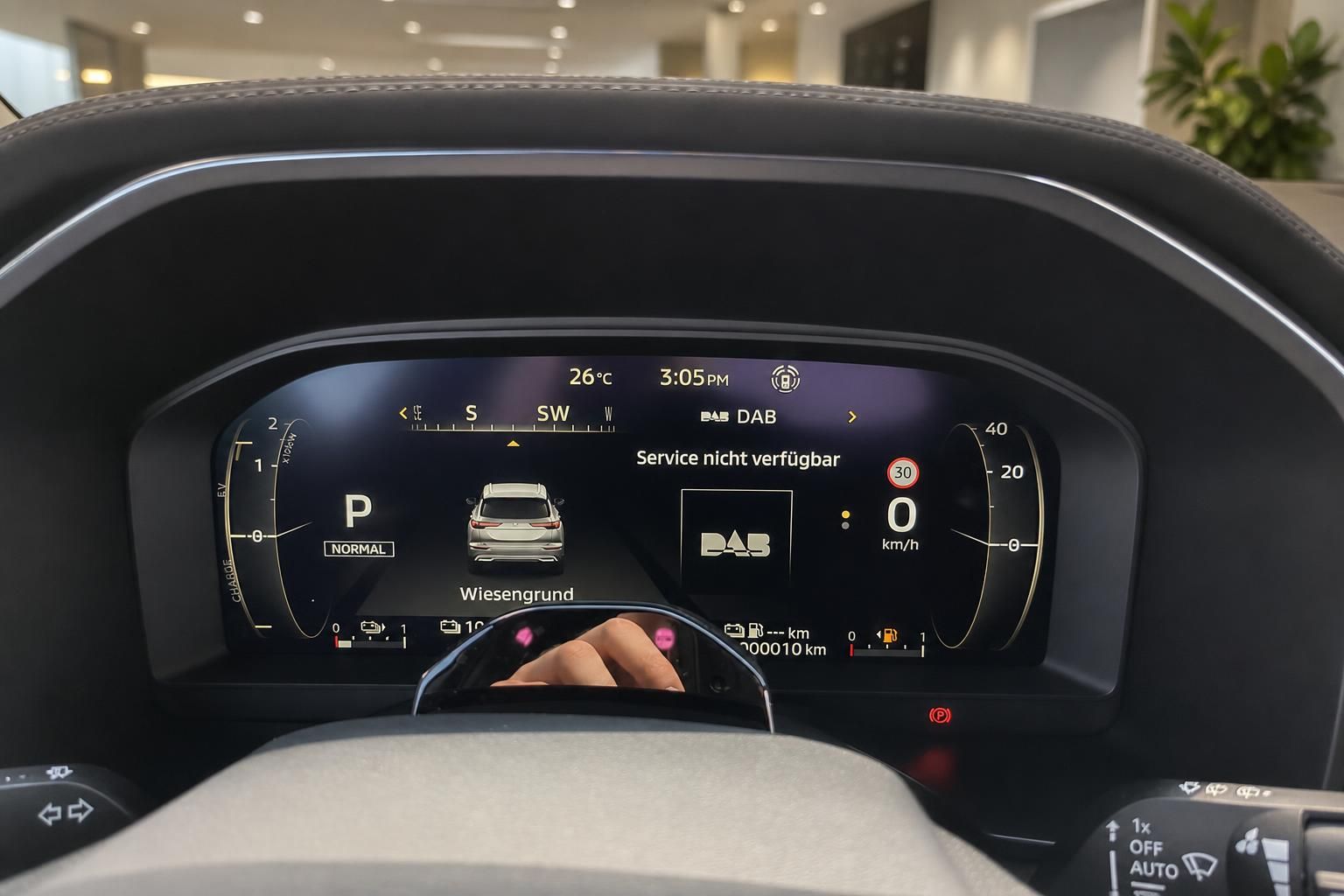 Digitales Kombiinstrument mit Tacho und Fahrzeuganzeige im Cockpit