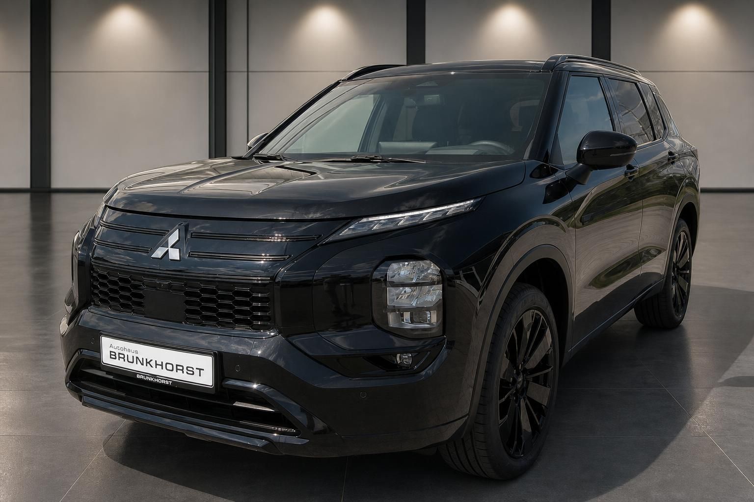 Mitsubishi Outlander schwarz SUV Frontansicht im Autohaus Brunkhorst