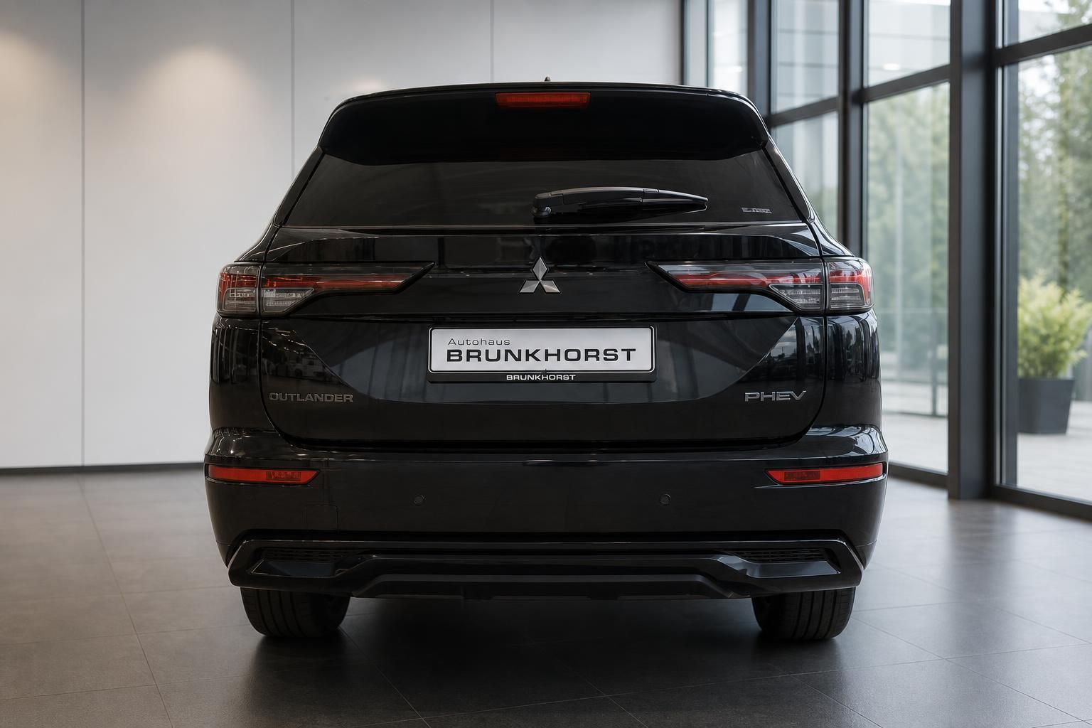 Mitsubishi Outlander PHEV schwarz Heckansicht im Autohaus