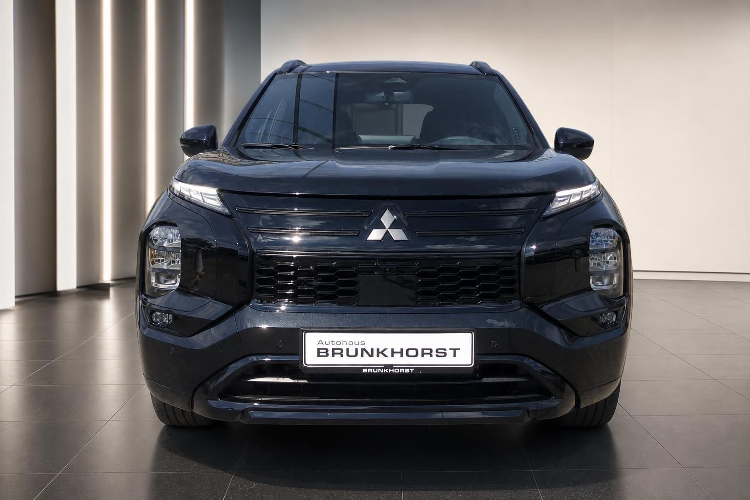 Mitsubishi Outlander schwarz Frontansicht mit Kuehlergrill und Logo