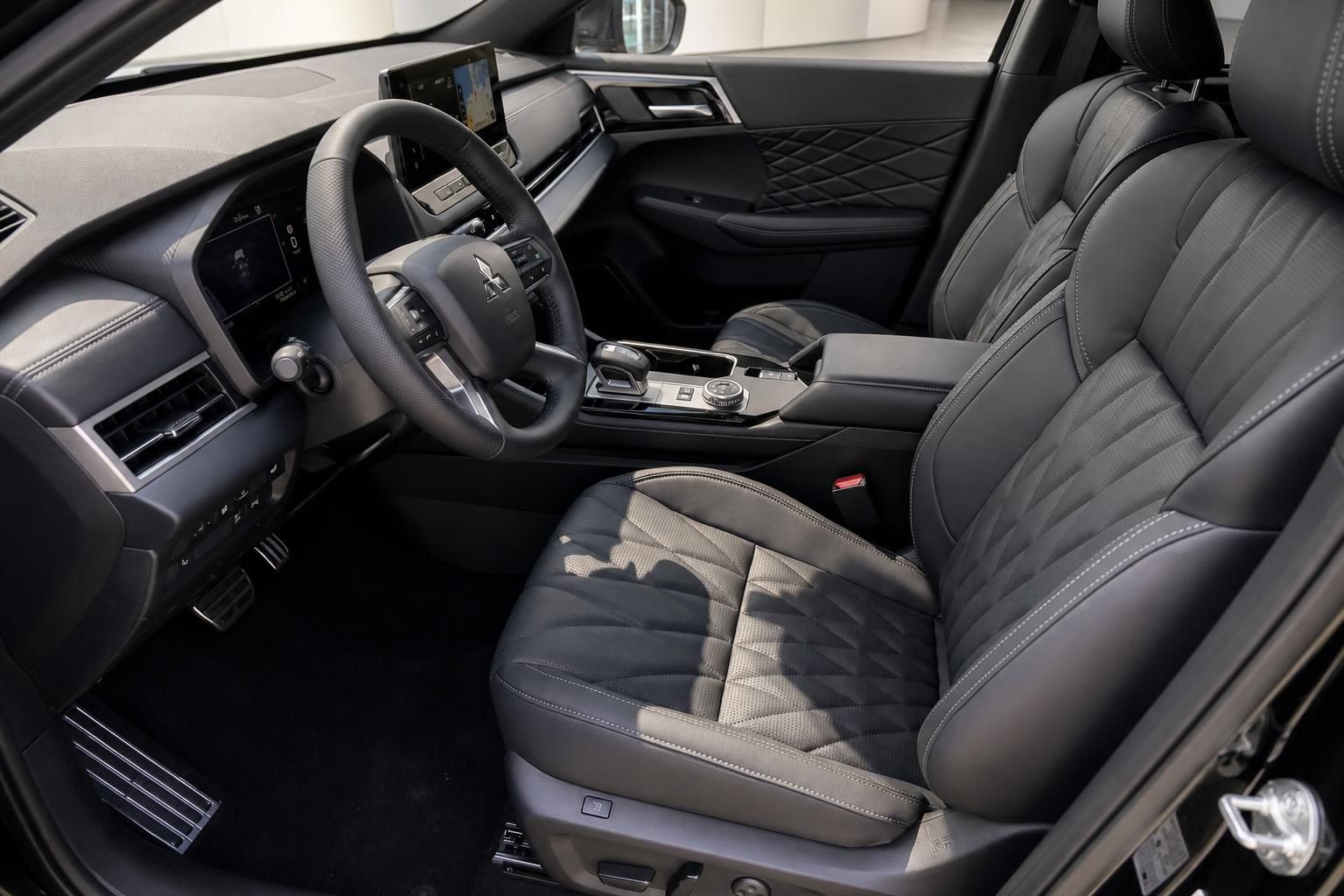 Mitsubishi Outlander Innenraum Vordersitze und Armaturenbrett Detail