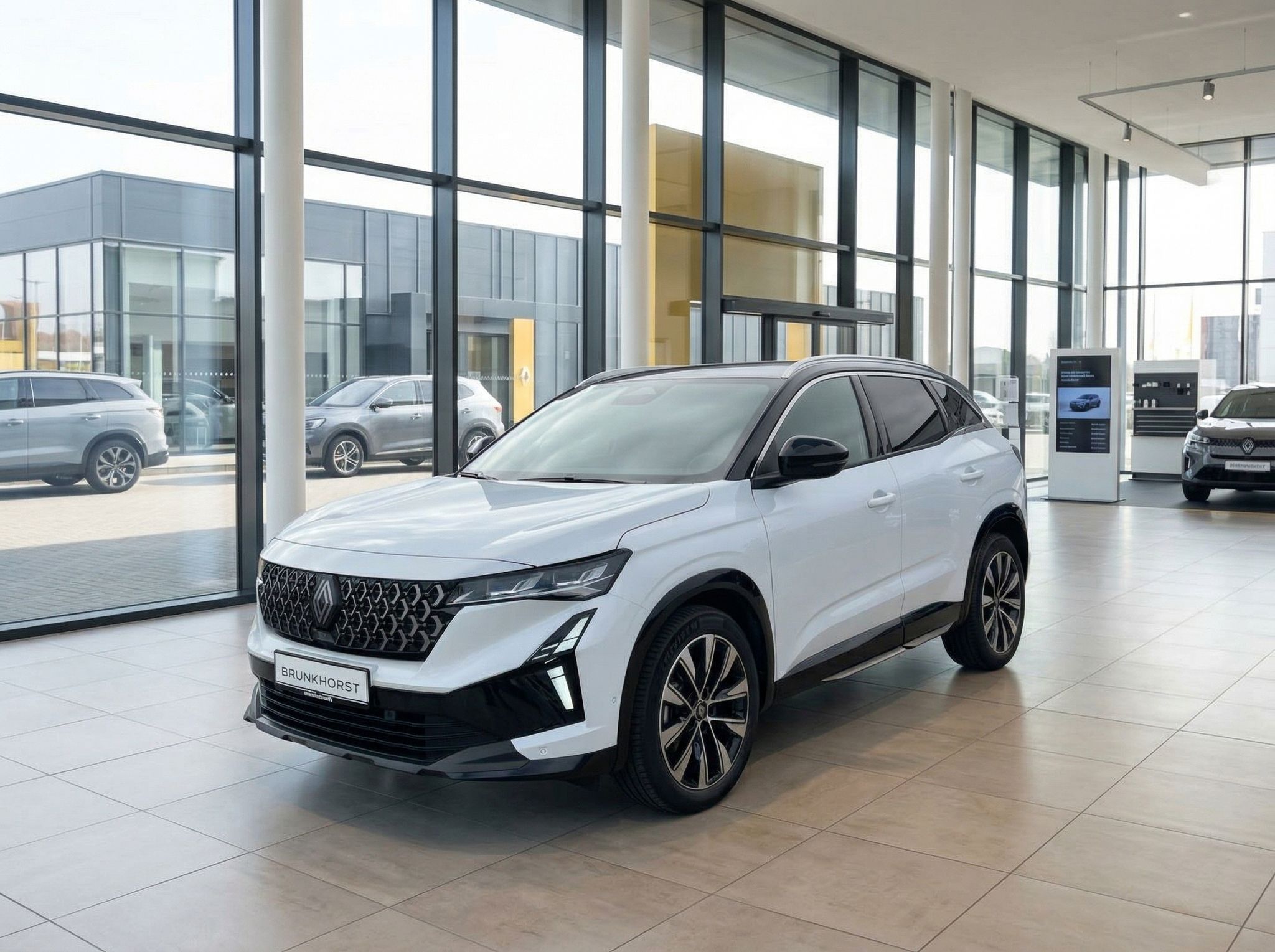 Weißer Renault SUV im modernen Autohaus Showroom mit großen Fenstern