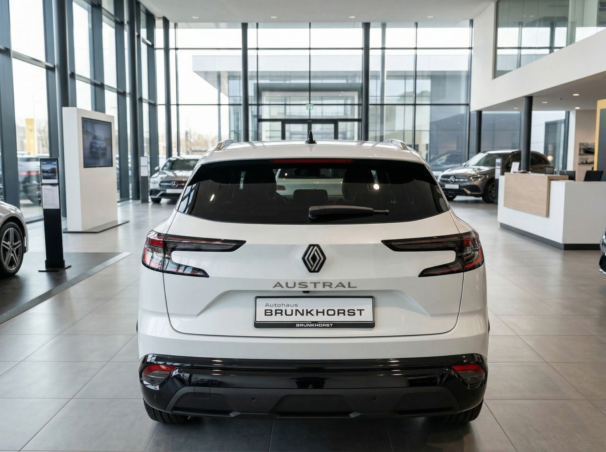 Renault Austral Heckansicht in weiß im Autohaus Brunkhorst Showroom