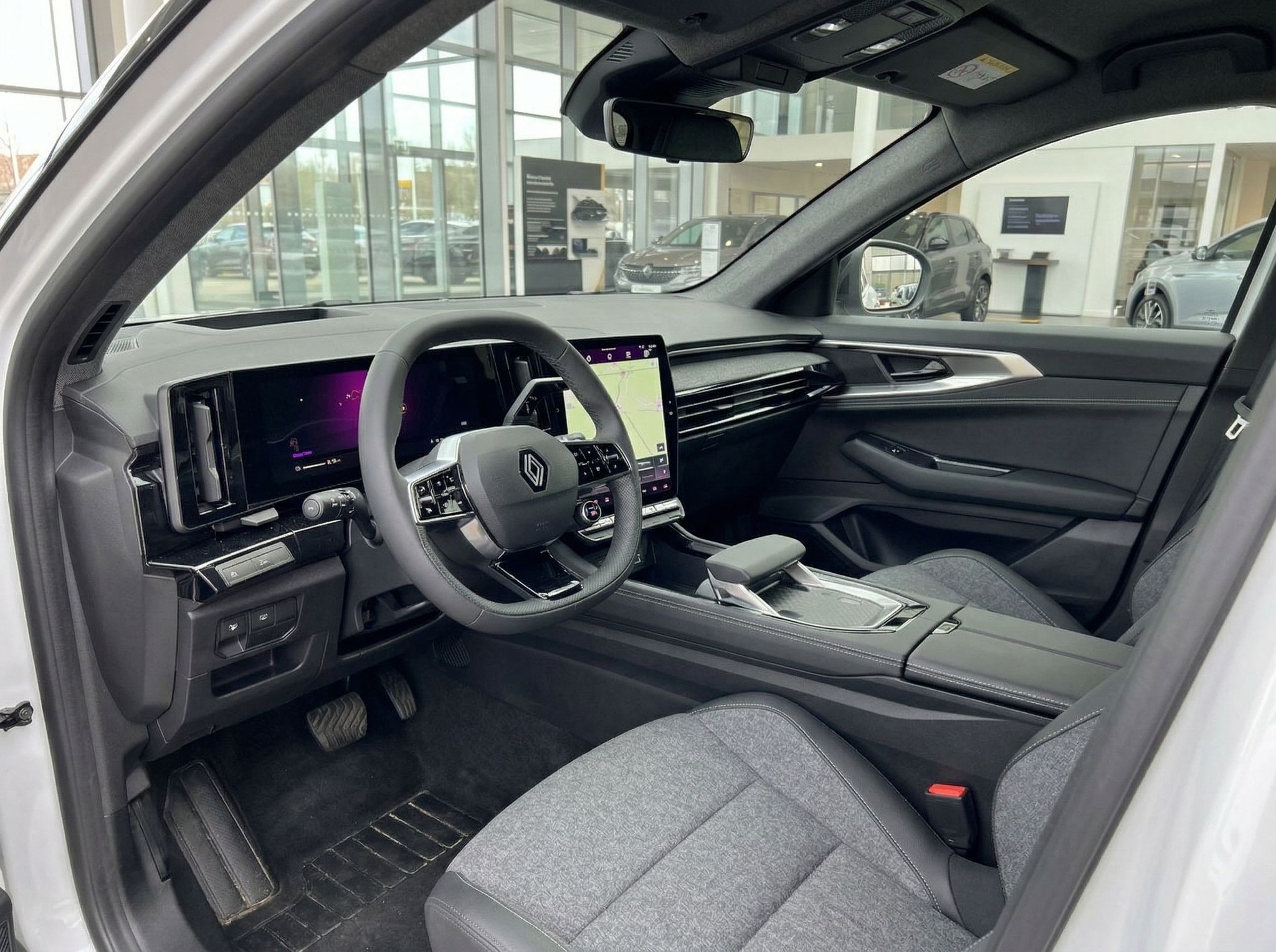 Renault Innenraum mit modernem Cockpit, Touchscreen und grau-schwarzer Ausstattung