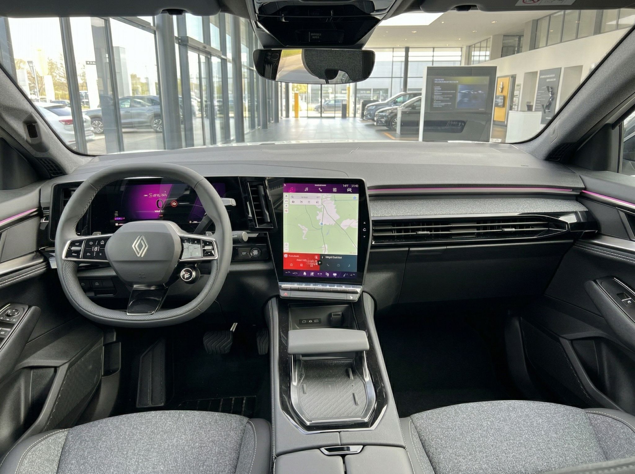Renault Fahrzeug Innenraum mit digitalem Cockpit und Touchscreen im Autohaus