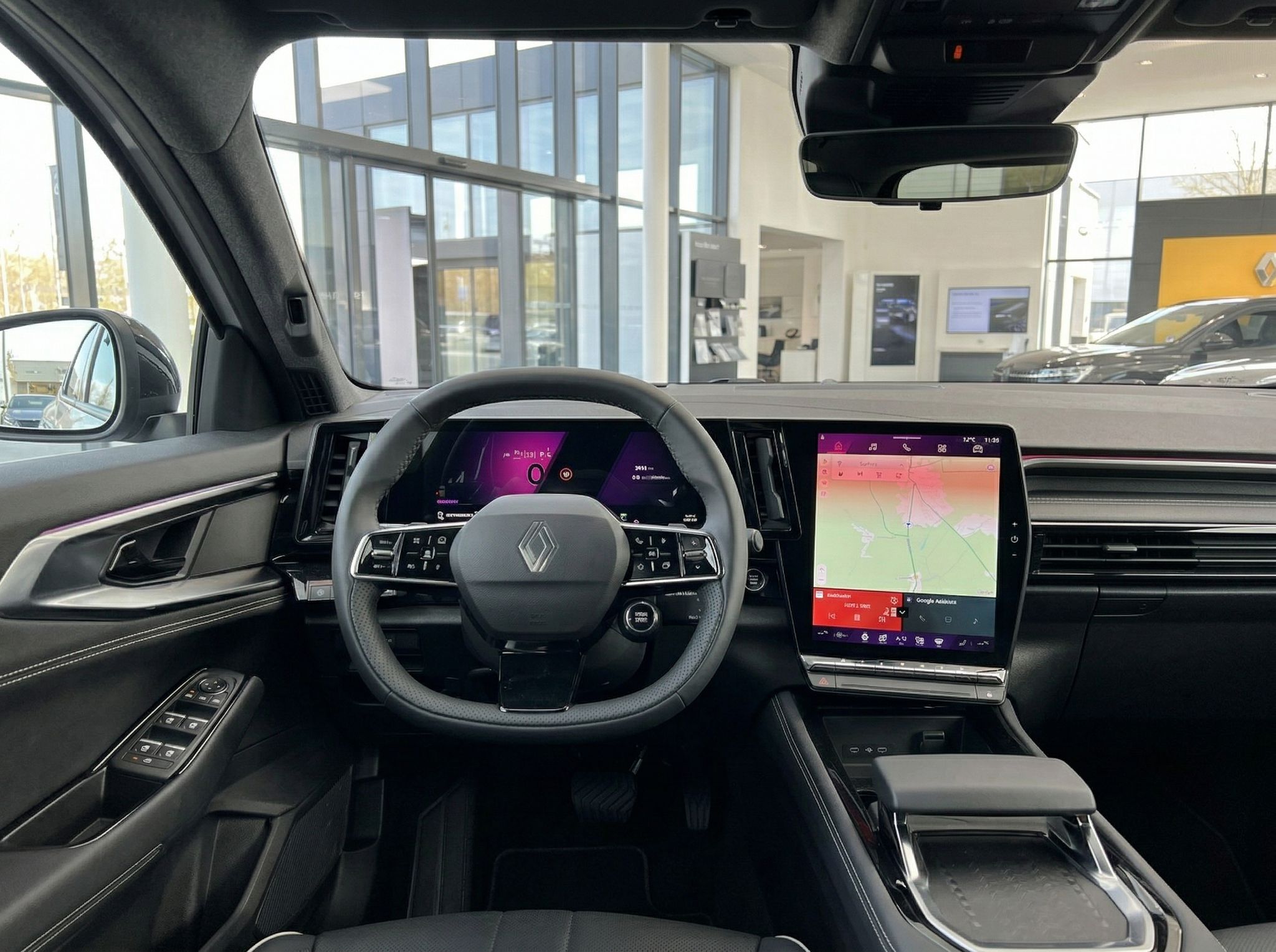 Renault Armaturenbrett mit Lenkrad und großem Touchscreen Display im Fahrzeuginnenraum