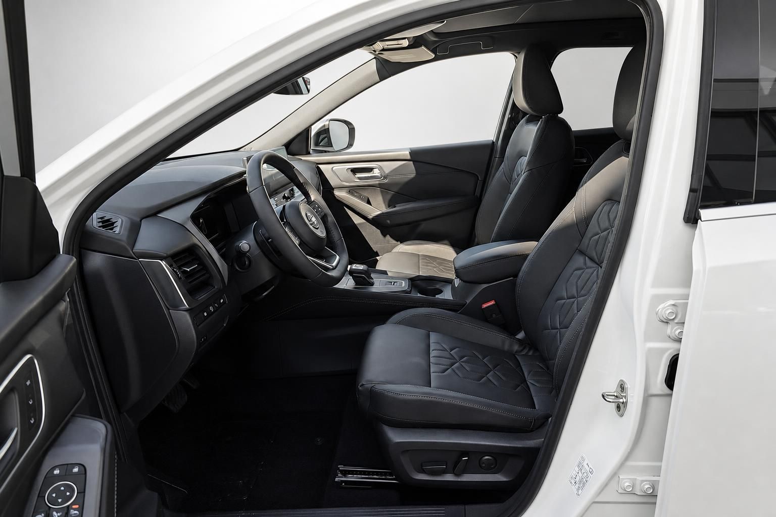 Nissan Innenraum Vordersitze schwarzes Leder mit Blick auf Cockpit