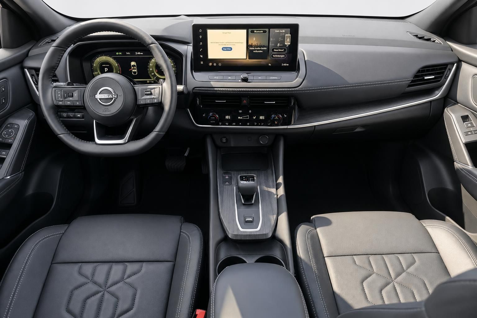 Nissan Cockpit mit Lenkrad Display und Vordersitzen Übersicht