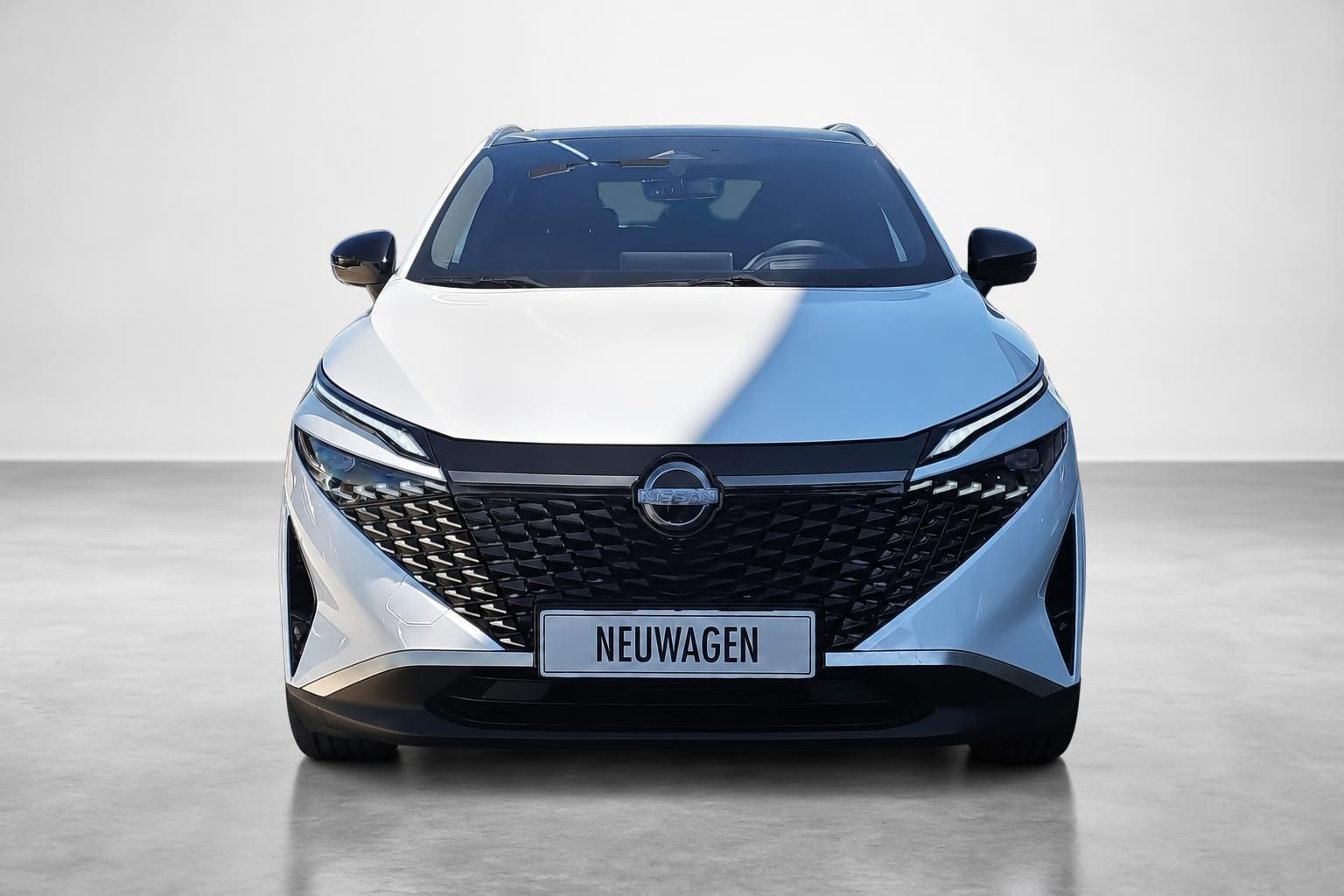 Nissan Qashqai weiß Frontansicht Neuwagen Studio