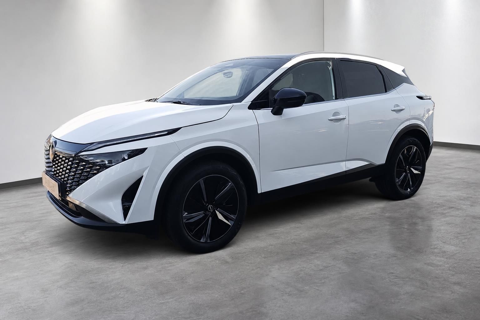 Nissan Qashqai weiß Frontansicht schräg Neuwagen Studio