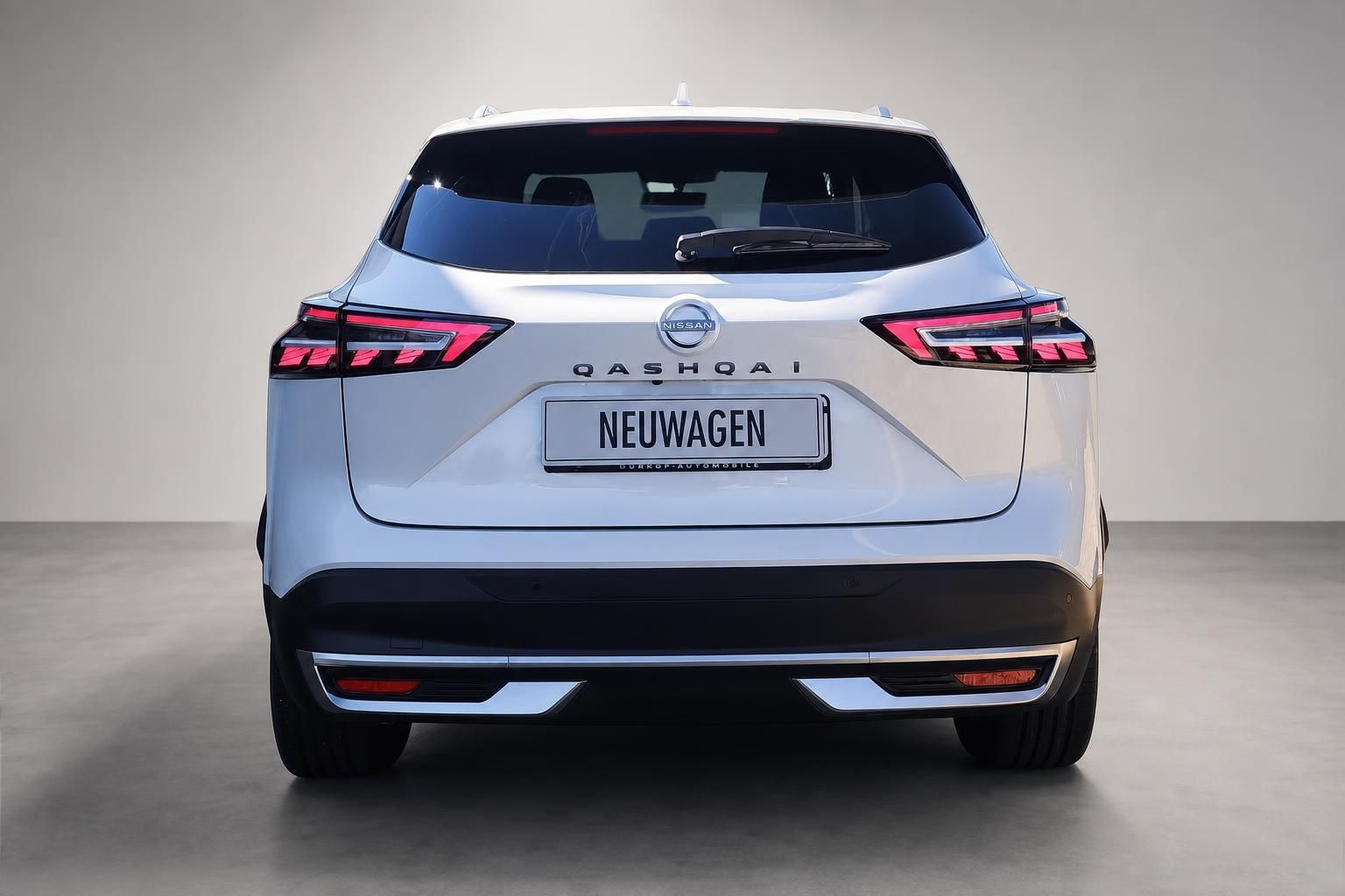 Nissan Qashqai in Weiß, Heckansicht im Studio