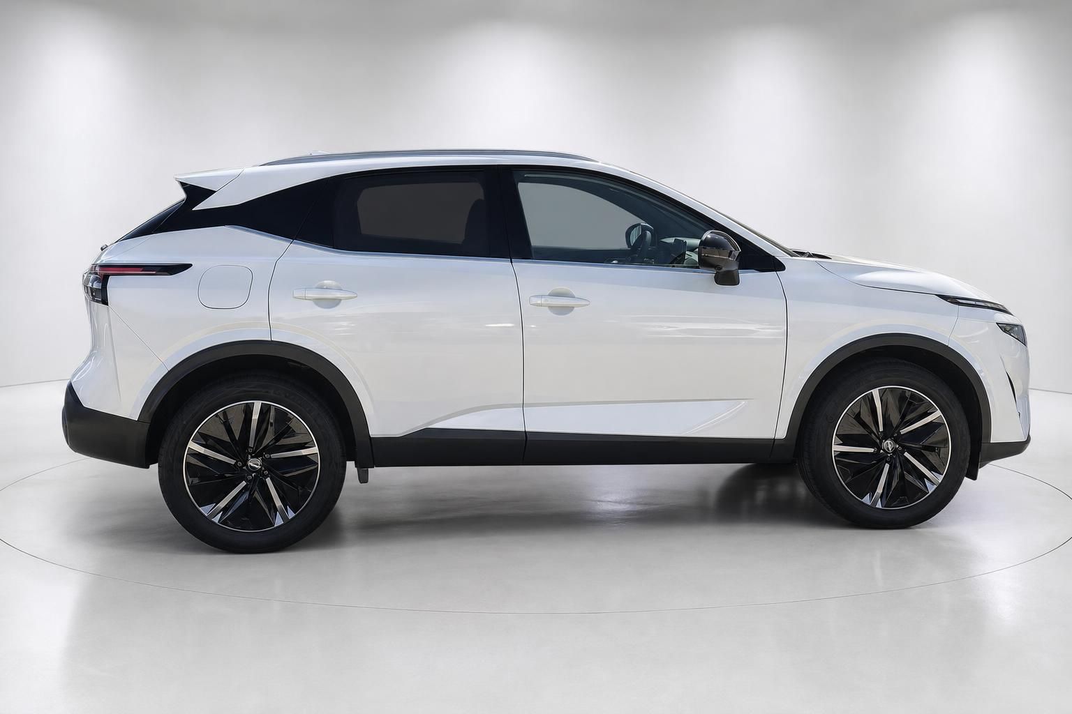 Nissan Qashqai Weiß, Seitenansicht im Profil