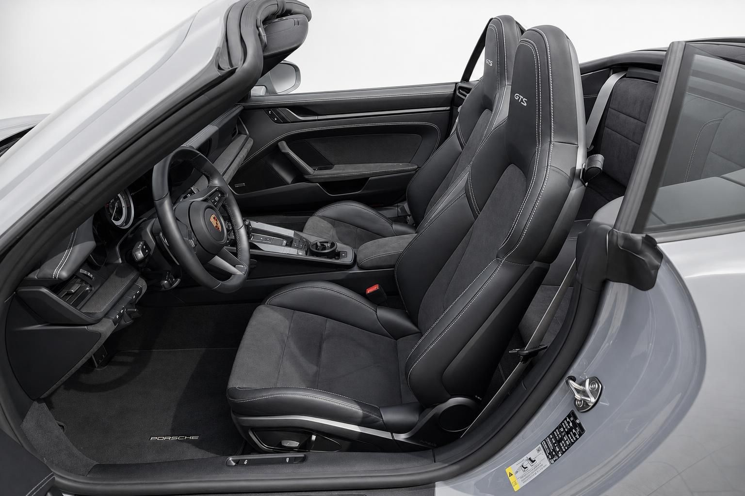 Porsche 911 GTS Cabrio Innenraum mit schwarzen Sportsitzen und Lederausstattung