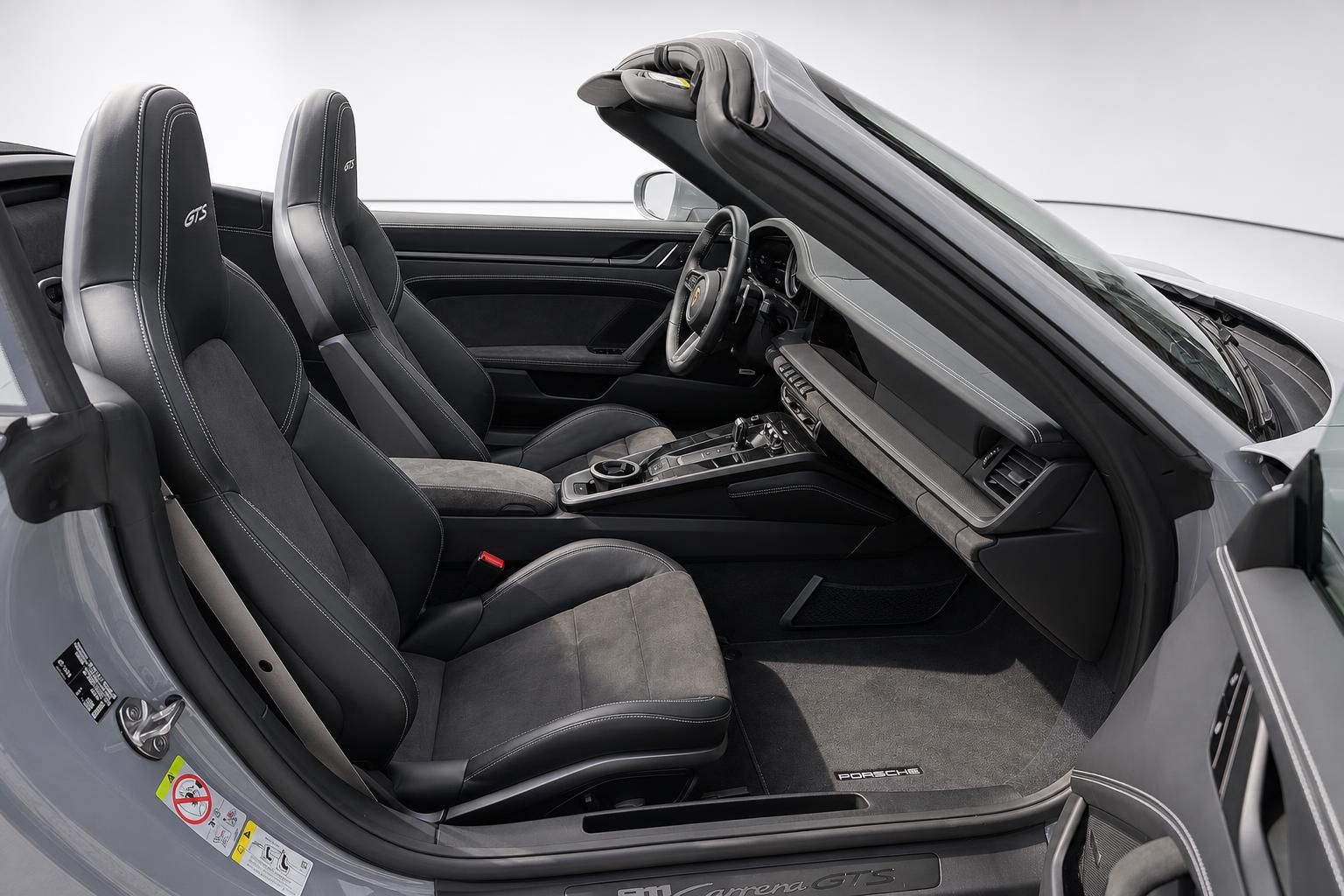 Porsche 911 Carrera GTS Cabrio Innenraum mit offenem Dach und Sportsitzen