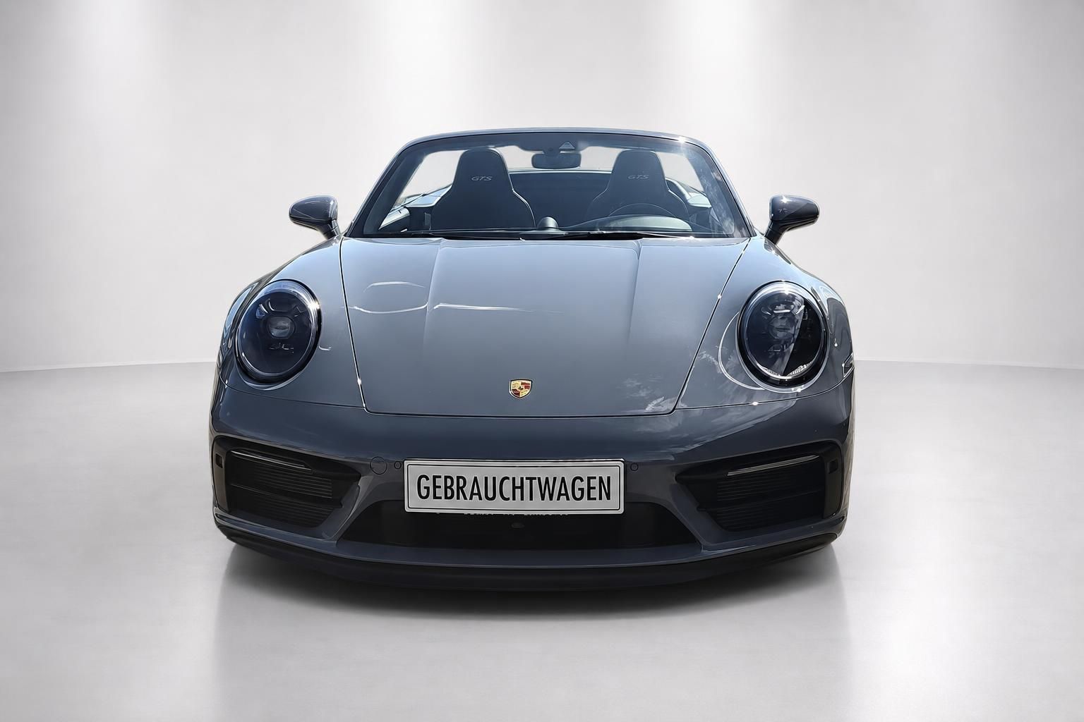 Porsche 911 GTS Cabrio grau Frontansicht offenes Verdeck