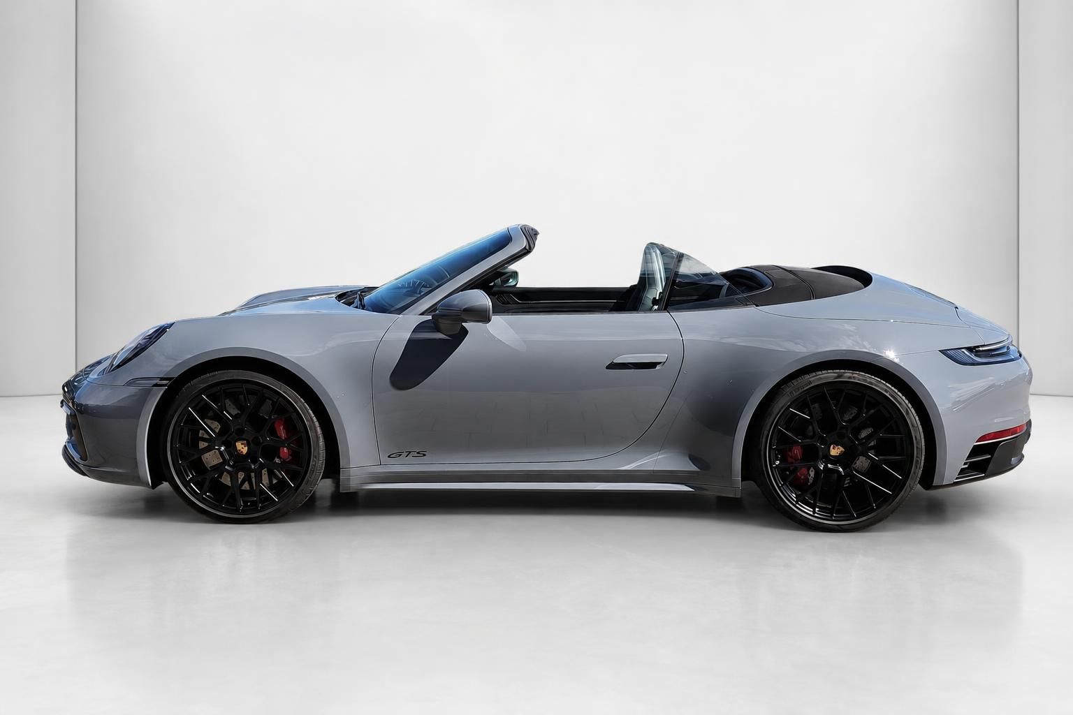 Porsche 911 GTS Cabrio grau Seitenansicht offenes Verdeck