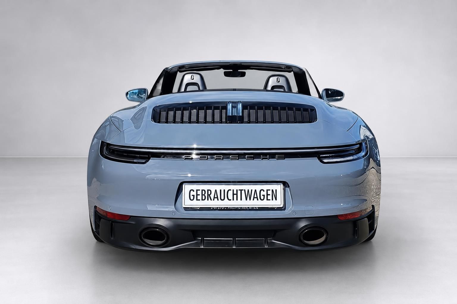 Porsche 911 Cabrio in Hellblau, Heckansicht mit geoeffnetem Verdeck im Studio