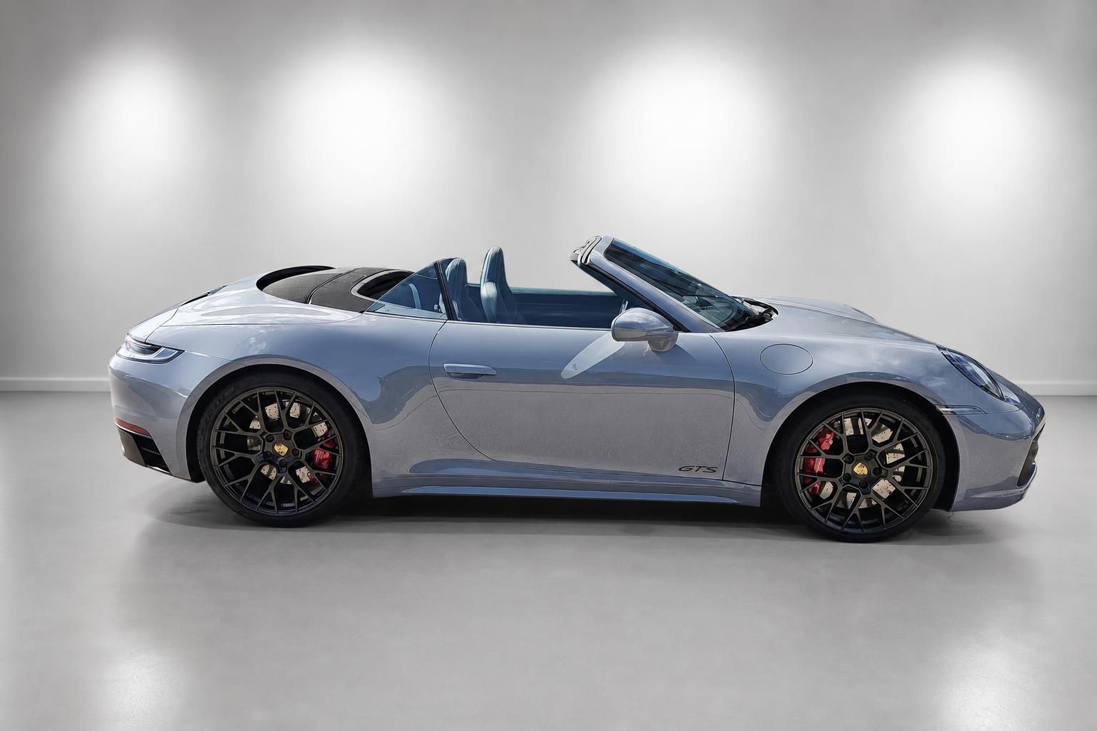 Porsche 911 GTS Cabrio in Hellblau, Seitenansicht mit offenem Verdeck