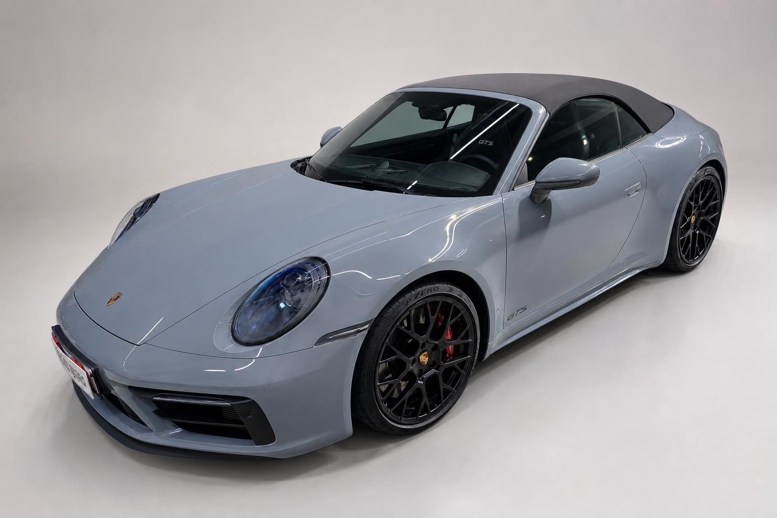 Porsche 911 GTS Cabrio hellblau, Frontansicht mit geschlossenem Verdeck