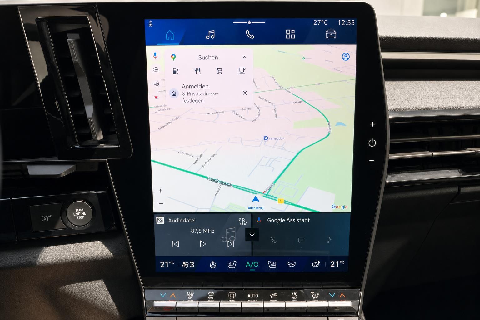 Infotainment-Bildschirm mit Navigationskarte und Klimabedienung