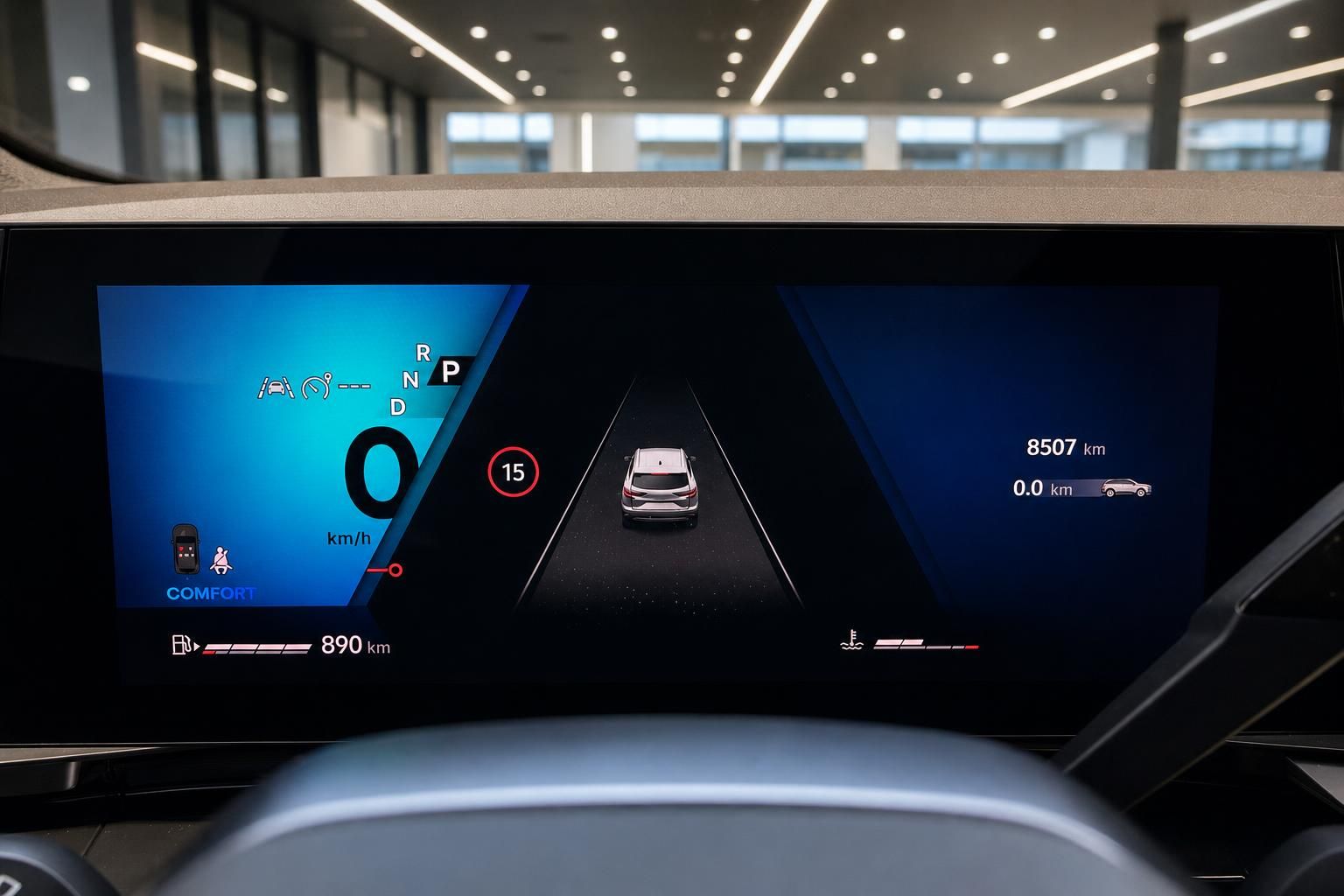 Digitales Kombiinstrument mit Tachometer und Kilometerstand im Fahrzeugcockpit