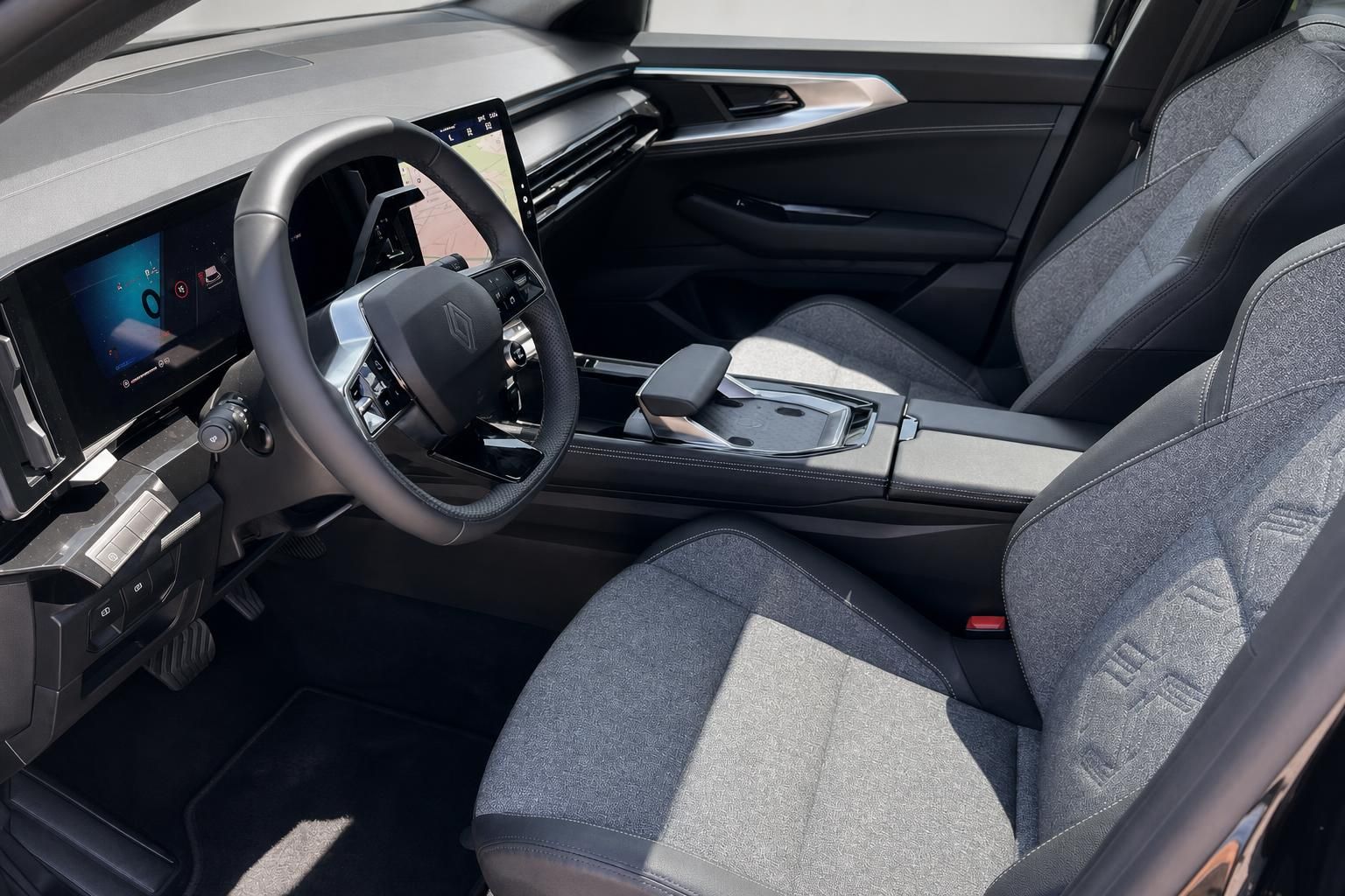 Renault Austral Innenraum mit Vordersitzen und Lenkrad im Detail
