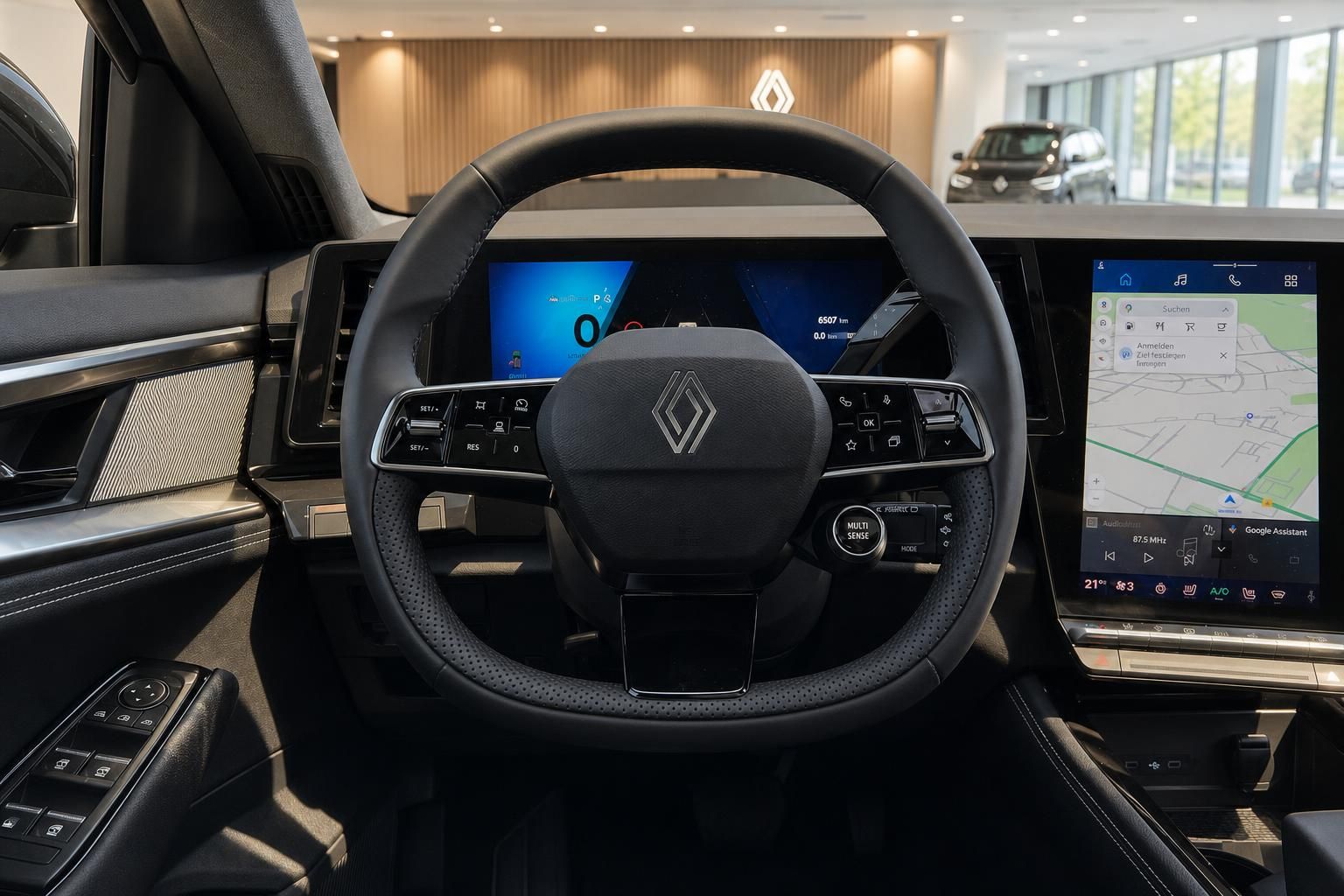 Cockpit mit Lenkrad und digitalem Tacho sowie Infotainment-Display
