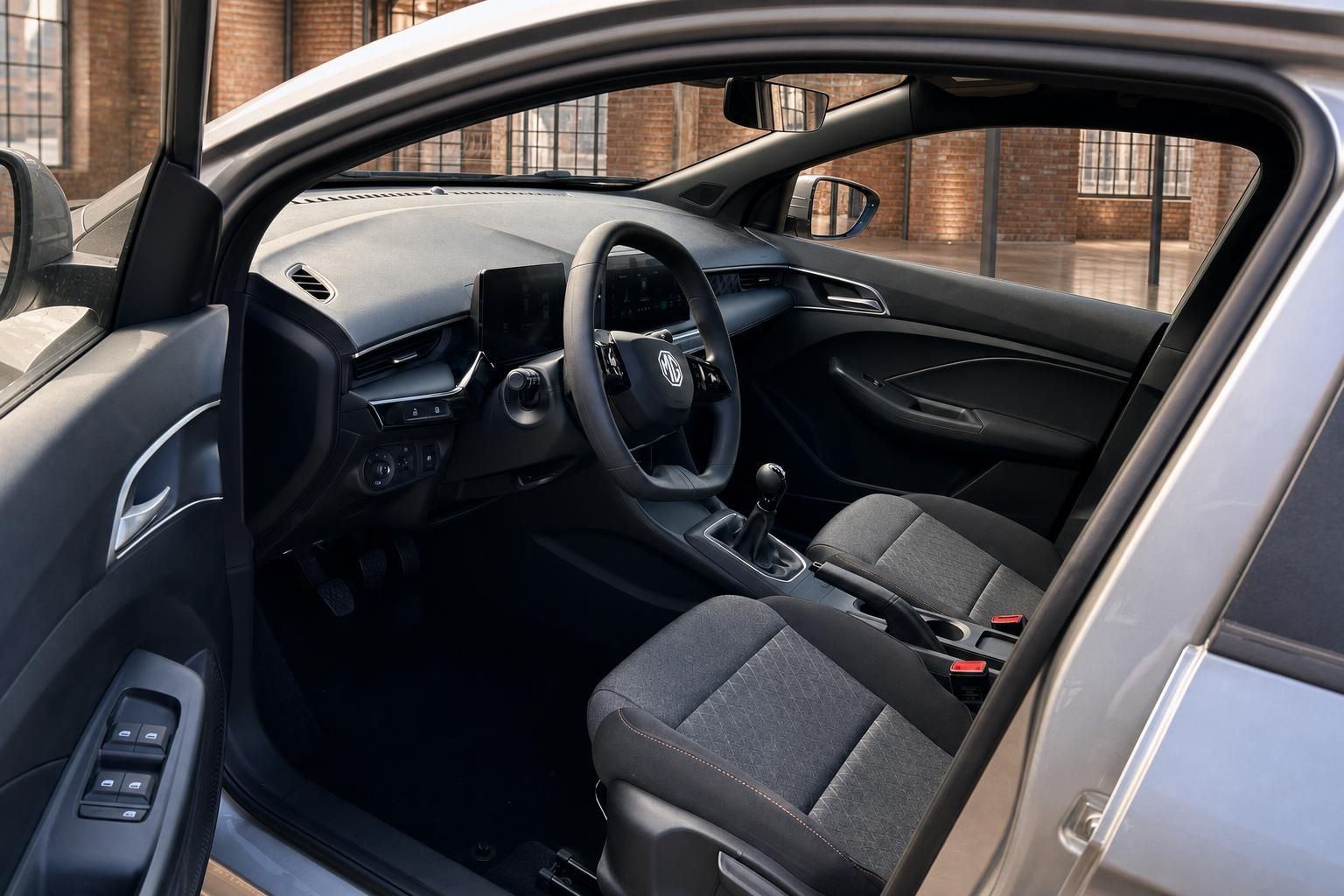 MG Innenraum mit Cockpit, Lenkrad und Vordersitzen im Detail
