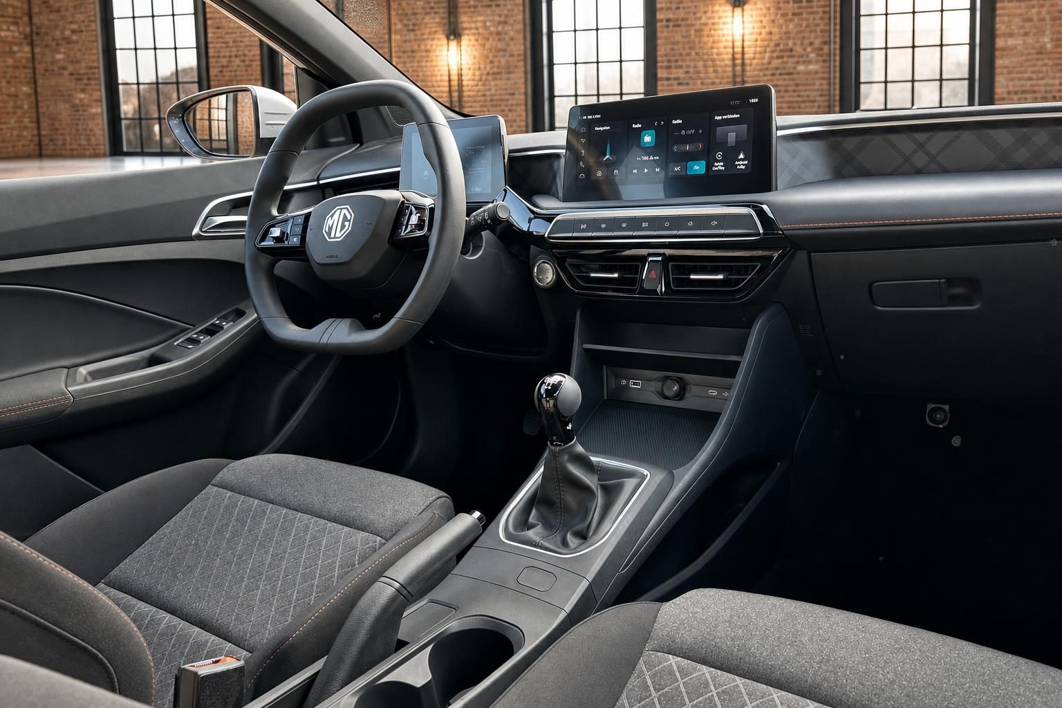 MG Cockpit mit Touchscreen, digitalem Display und Schaltknauf im Detail